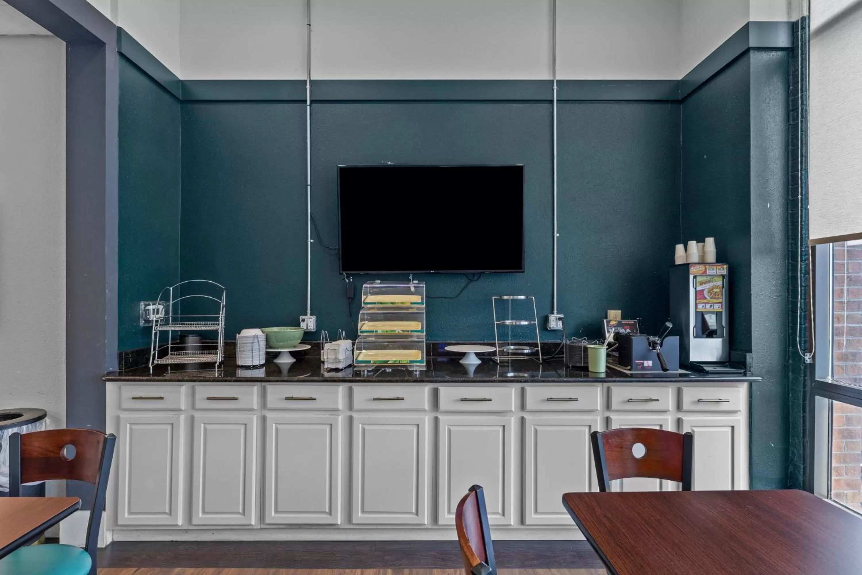 Breakfast in Garnet Inn & Suites, Morehead City near Atlantic Beach