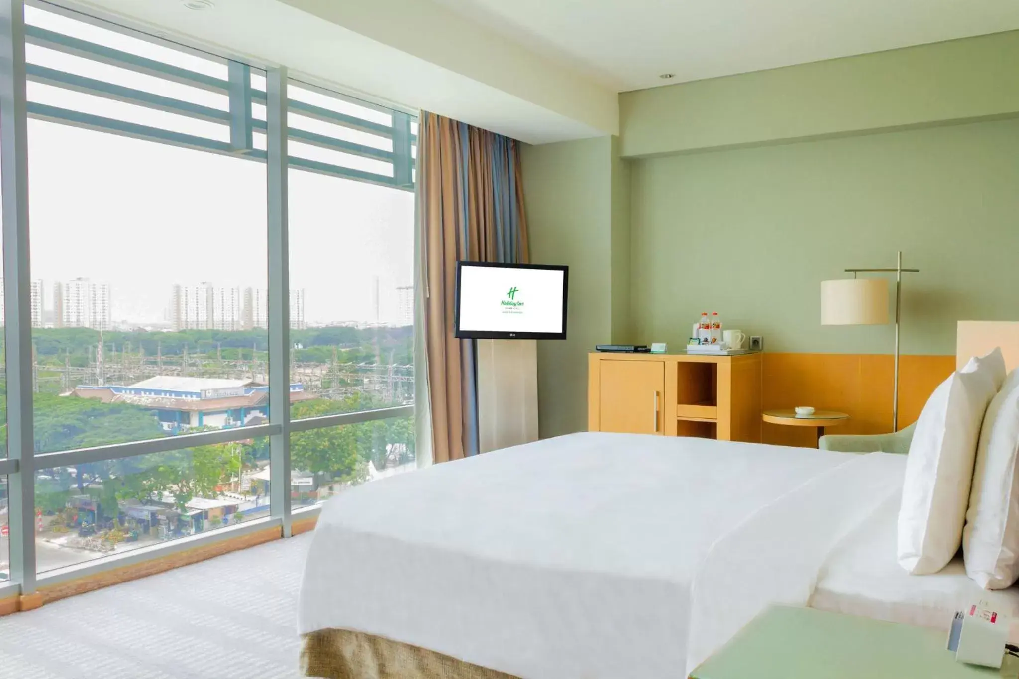Photo of the whole room, Bed in Holiday Inn Jakarta Kemayoran, an IHG Hotel