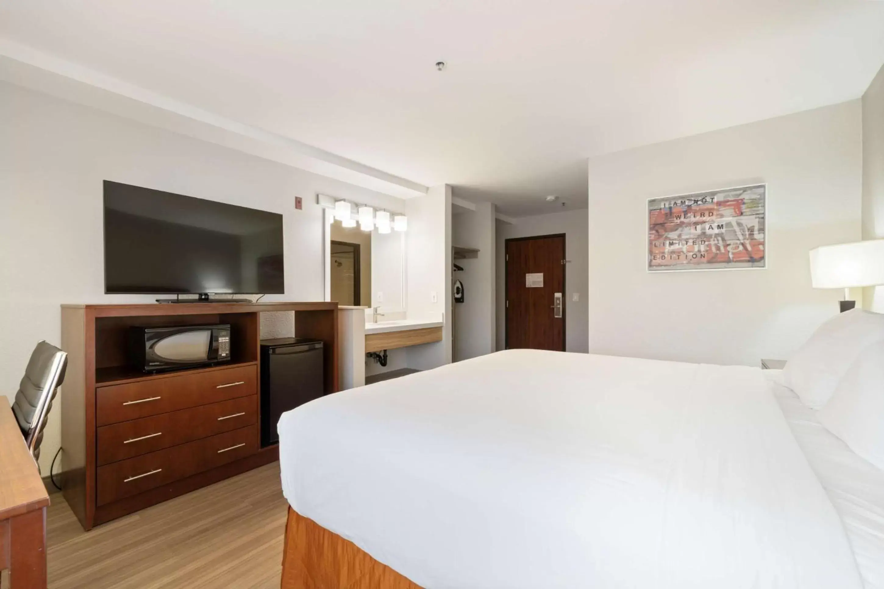 Bedroom, Bed in Best Western Lake Oswego Hotel & Suites