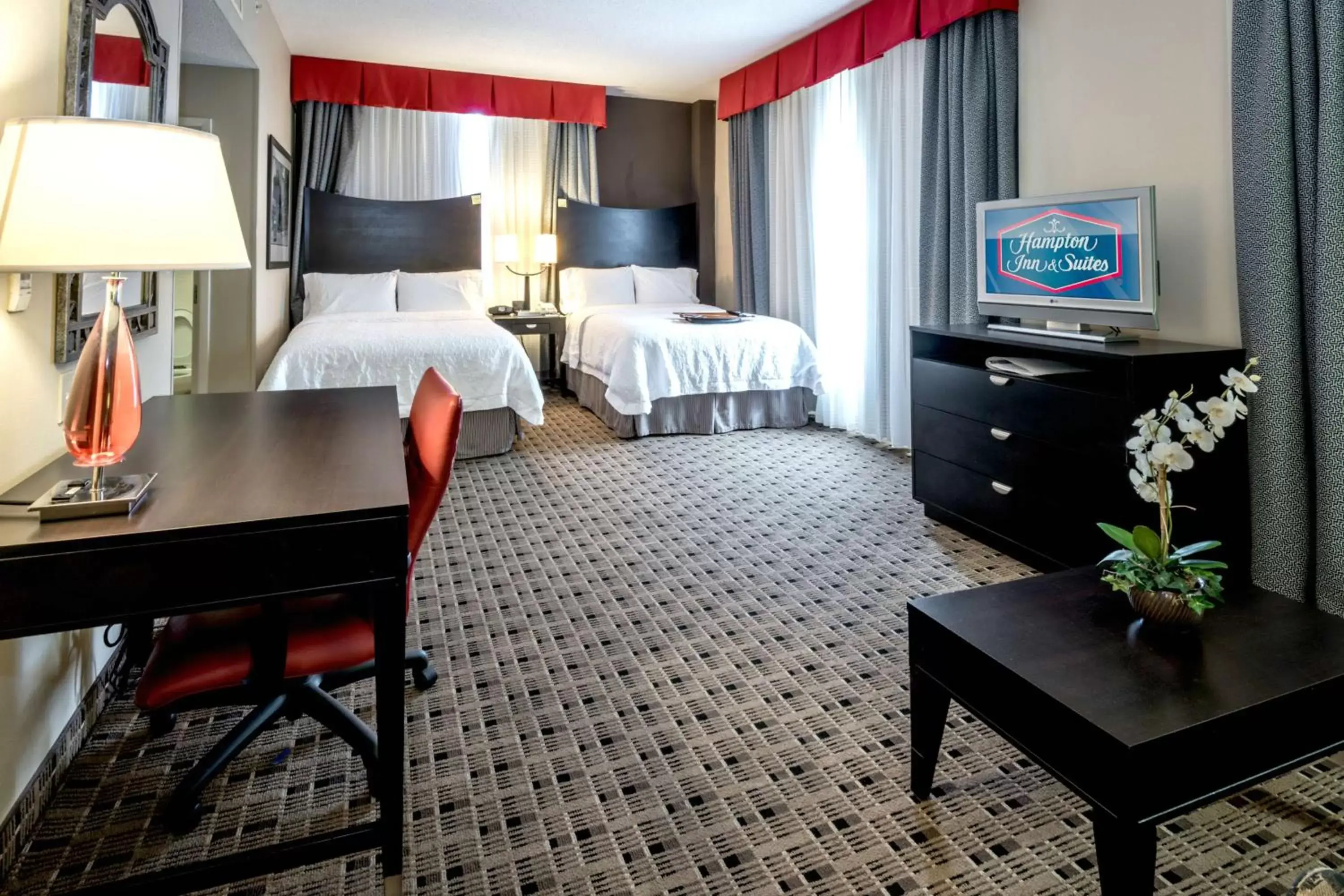 Bed, TV/Entertainment Center in Hampton Inn & Suites Montgomery-Downtown