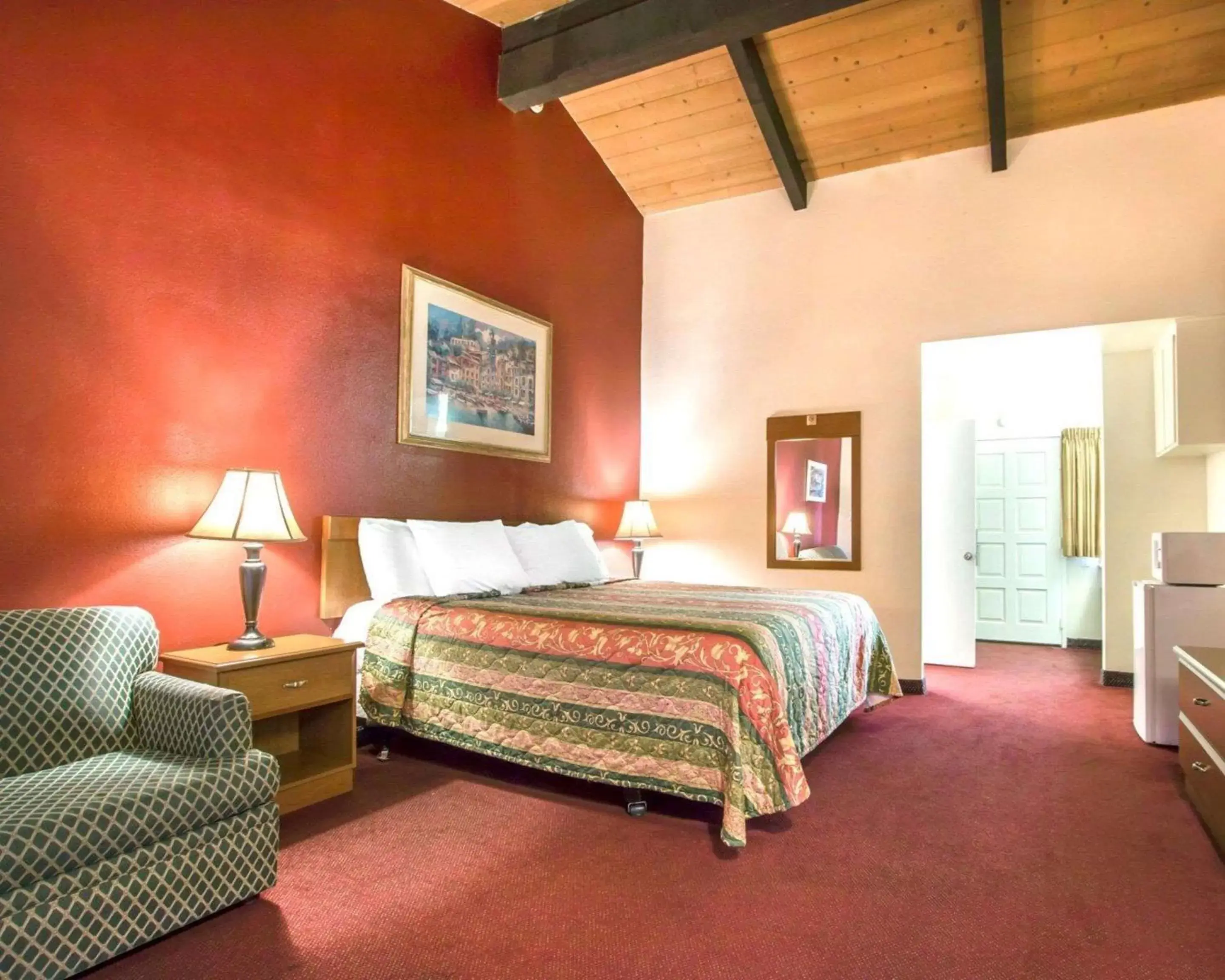 Photo of the whole room, Bed in Rodeway Inn Fallbrook Downtown
