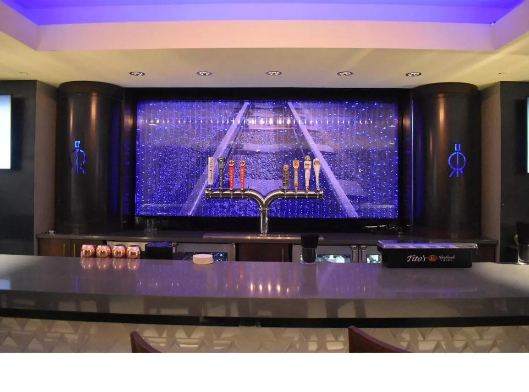 Lounge or bar, TV/Entertainment Center in Crowne Plaza Kansas City Downtown, an IHG Hotel