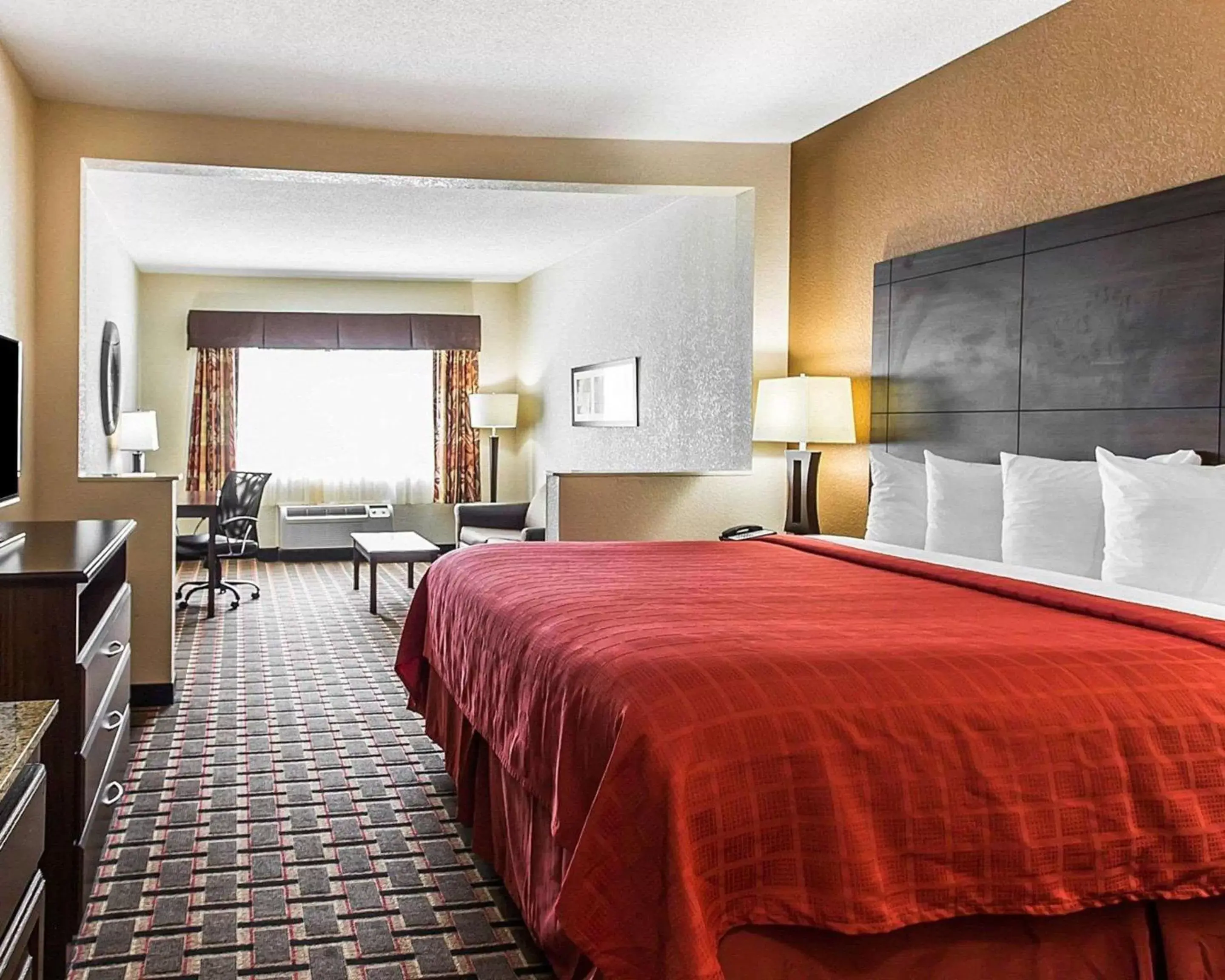 Photo of the whole room, Bed in Quality Suites Convention Center - Hickory