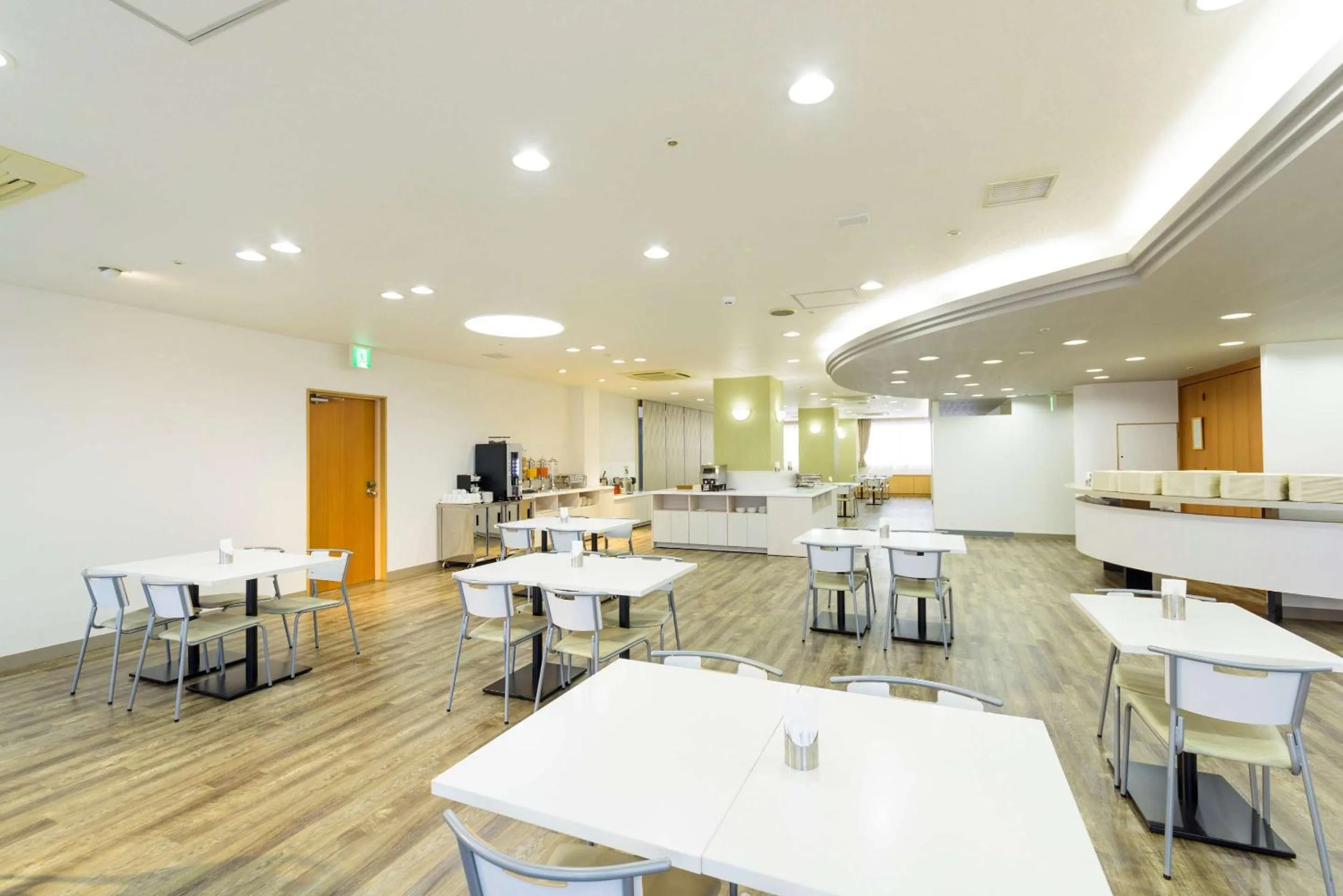 Restaurant/places to eat in SureStay Plus Hotel by Best Western Shin-Osaka