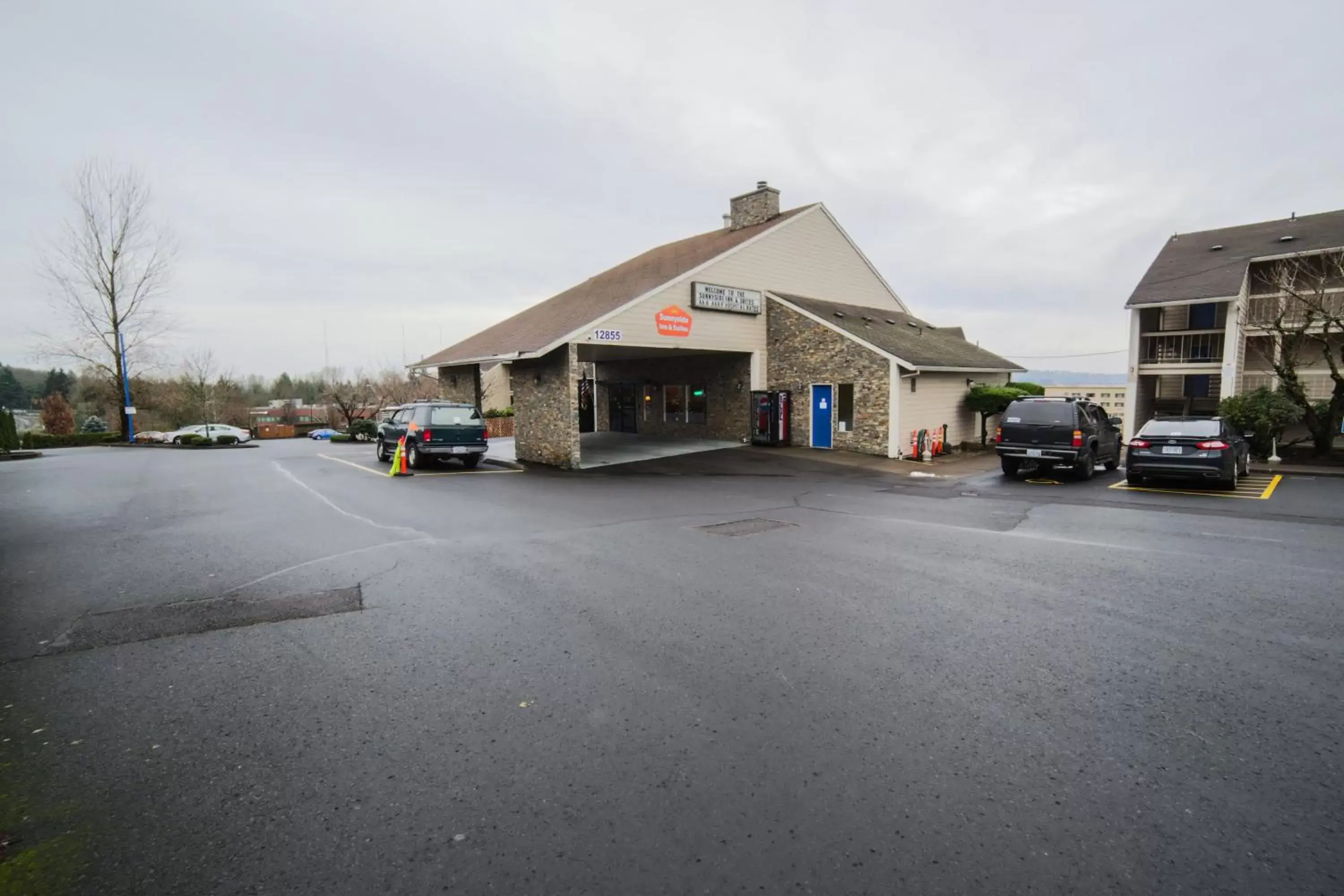 Property building in Sunnyside Inn and Suites Property building in Sunnyside Inn and Suites