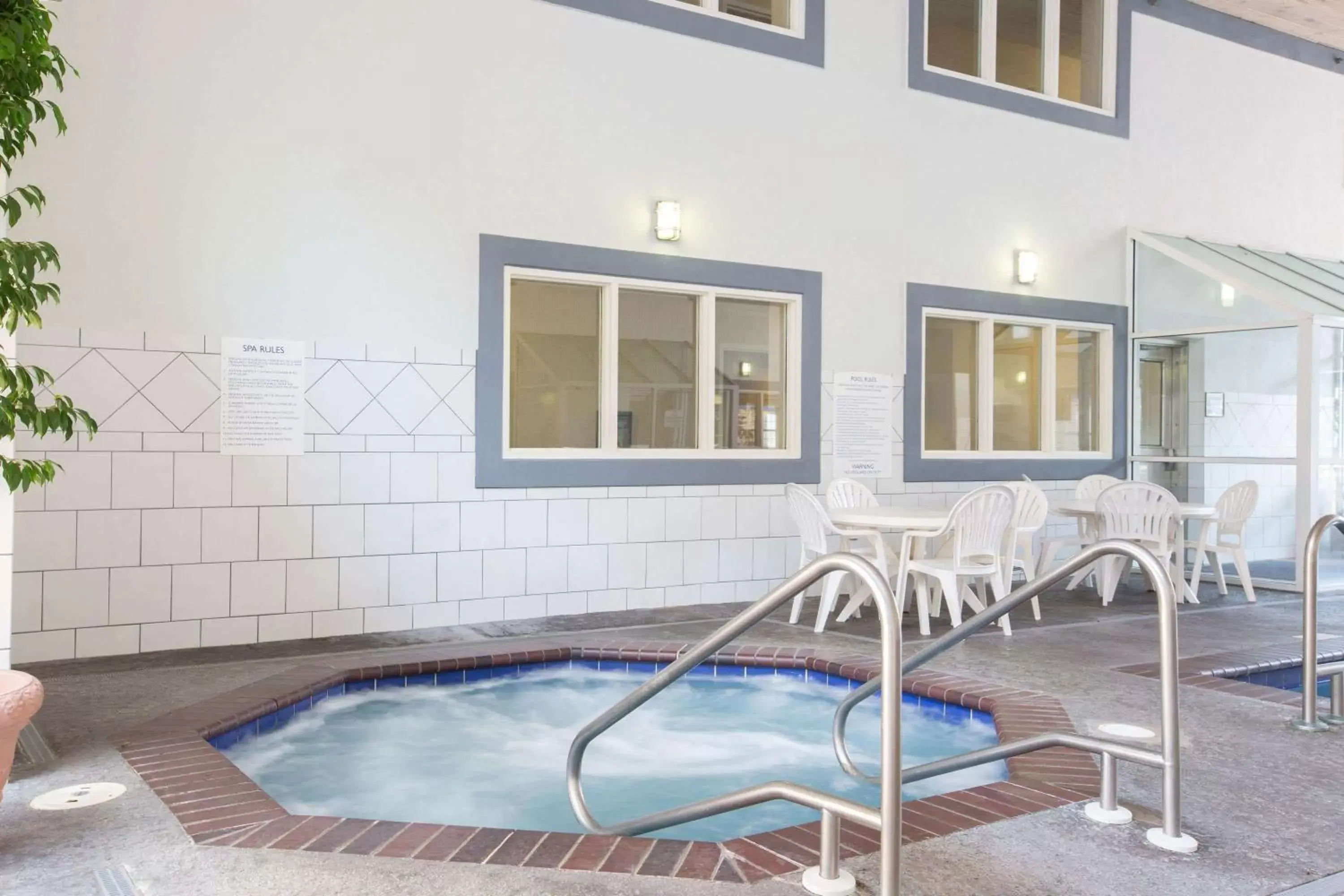 Hot Tub, Swimming Pool in Baymont by Wyndham Des Moines Airport