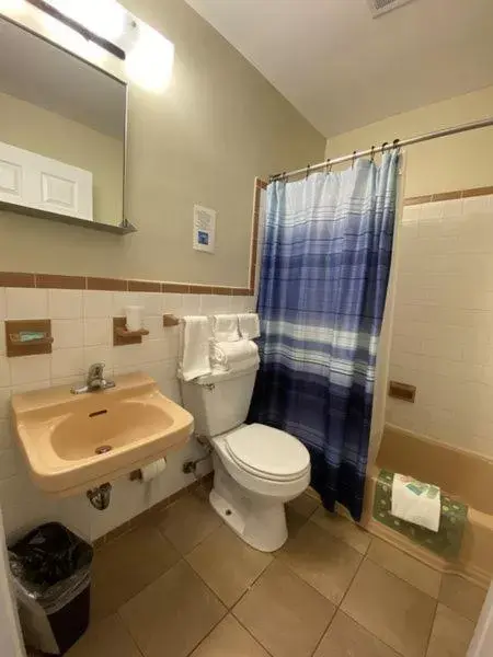 Bathroom in Wachapreague Inn - Motel Rooms