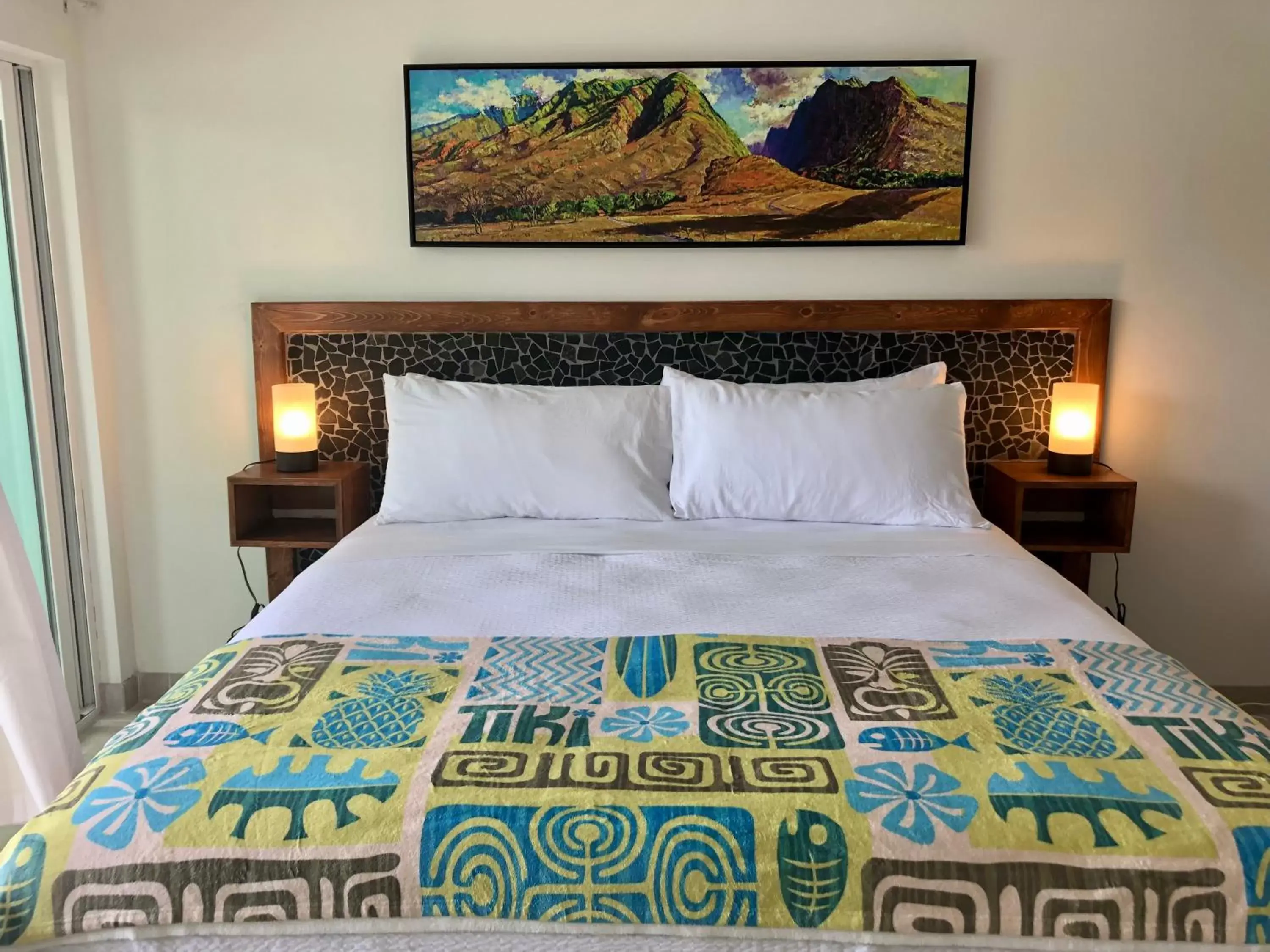 Bed in Kona Tiki Hotel
