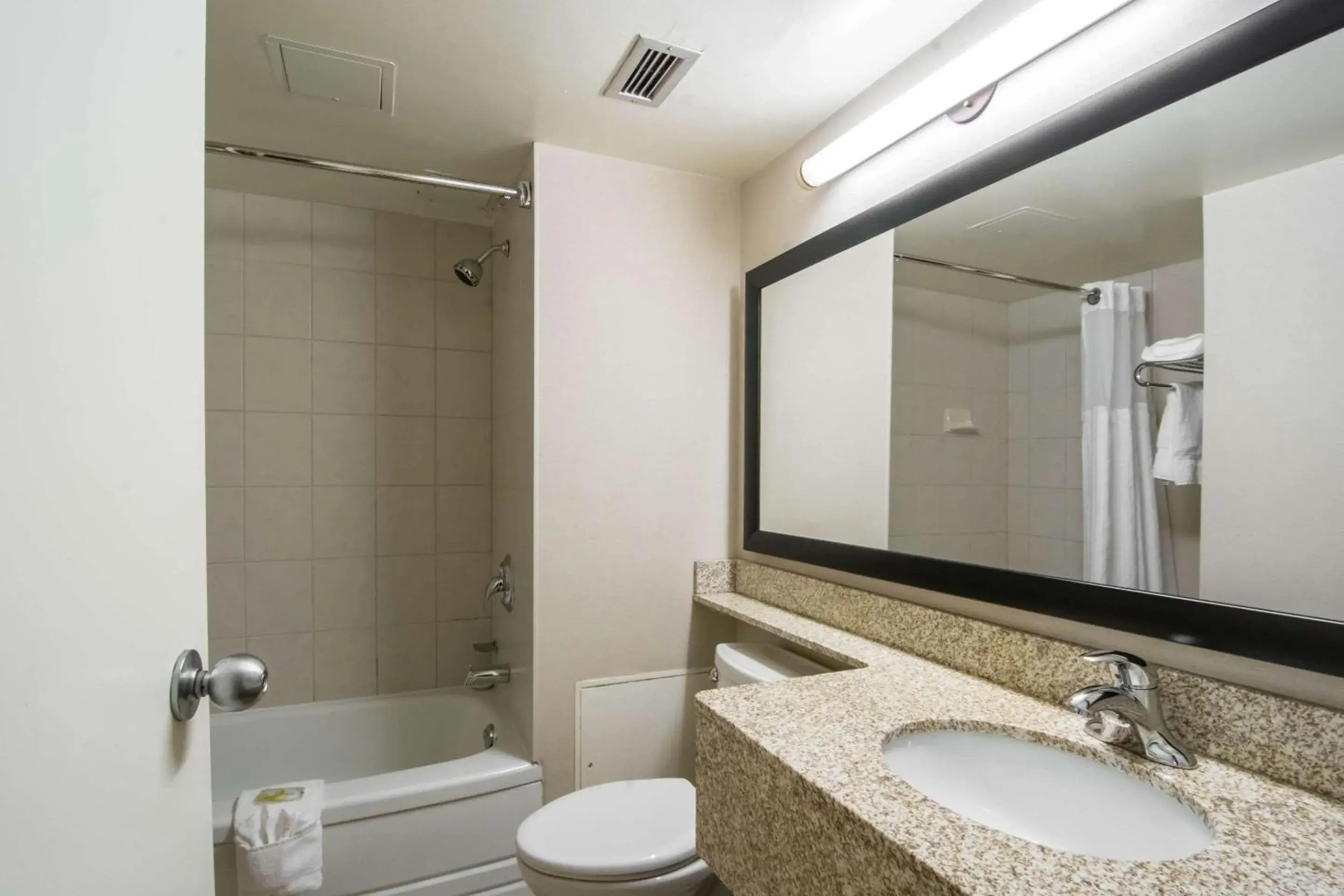 Bedroom, Bathroom in Quality Inn & Suites Yellowknife