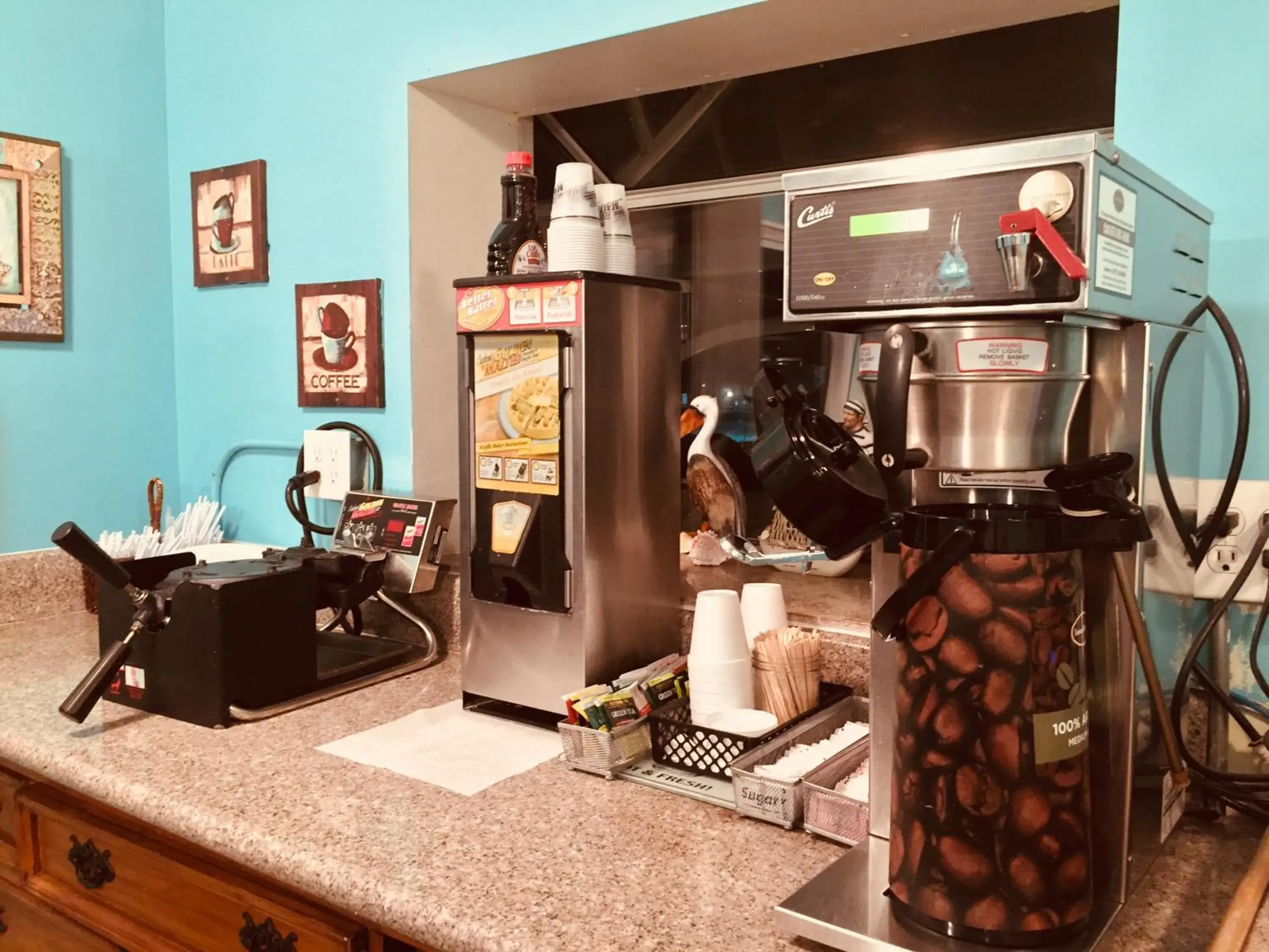 Breakfast, Kitchen/Kitchenette in The Shores Inn