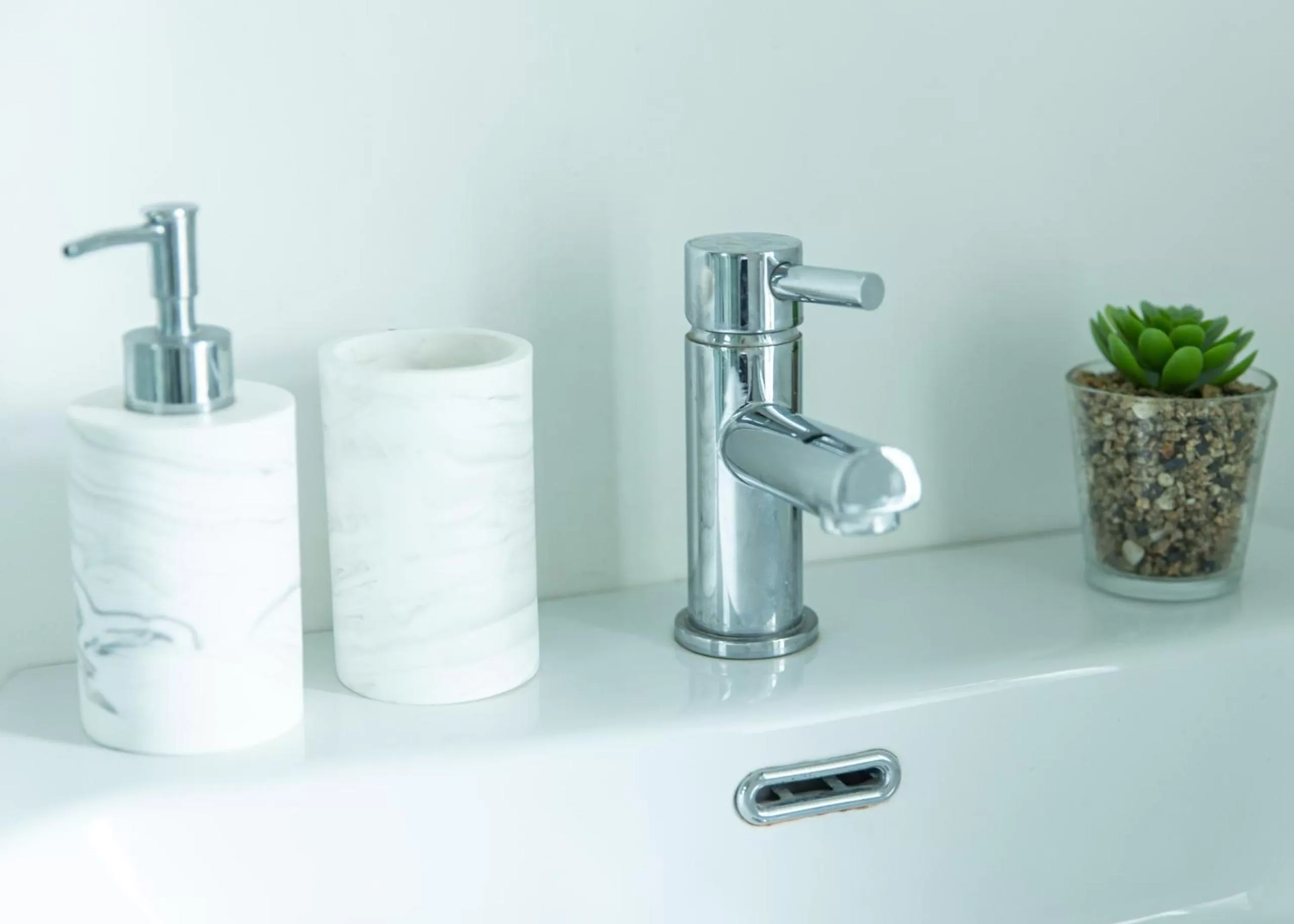 Bathroom in Entire family home , large rear garden and free parking