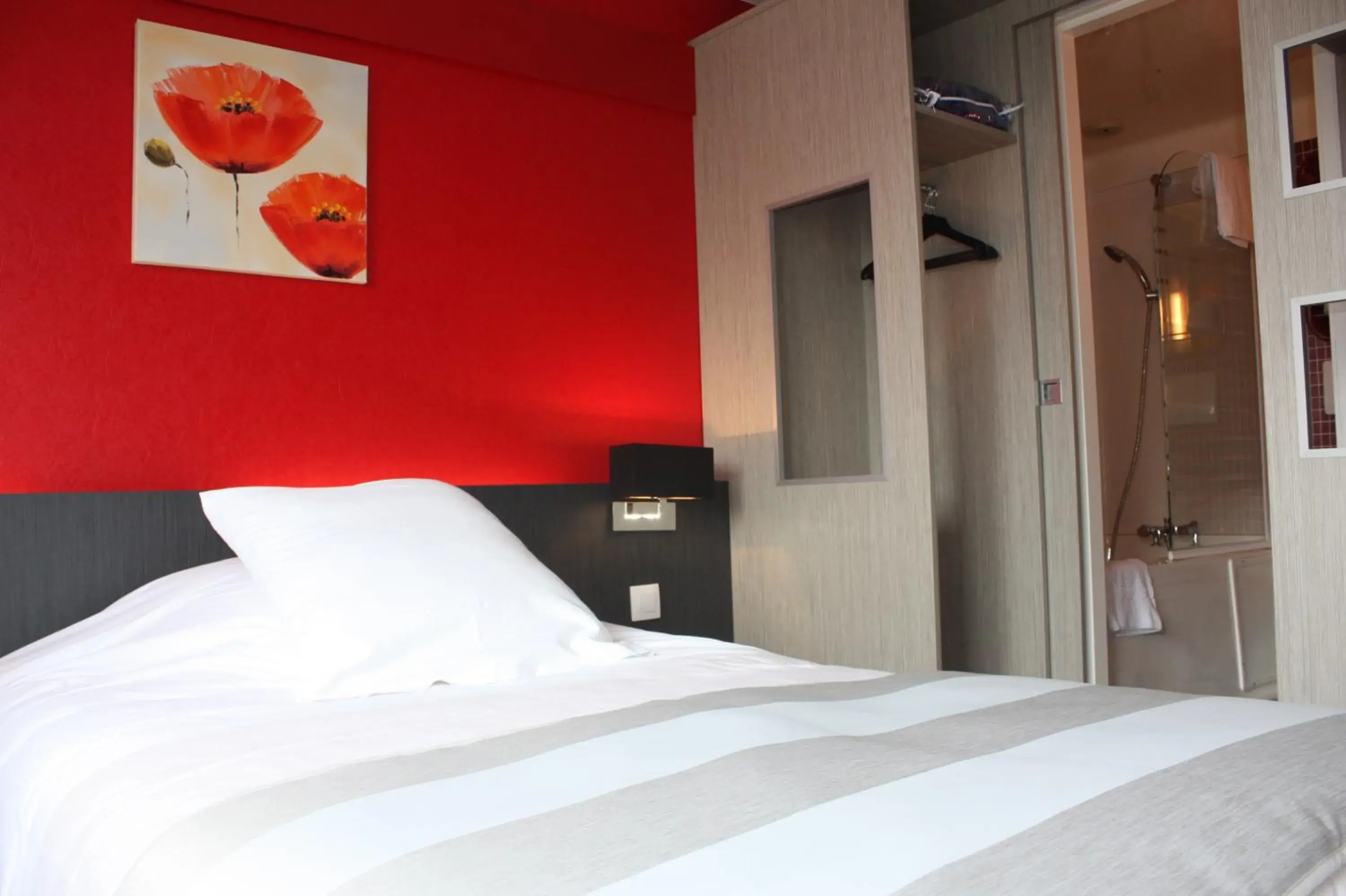Photo of the whole room, Bed in The Originals City, Hotel Eden, Rouen Nord (Inter-Hotel)