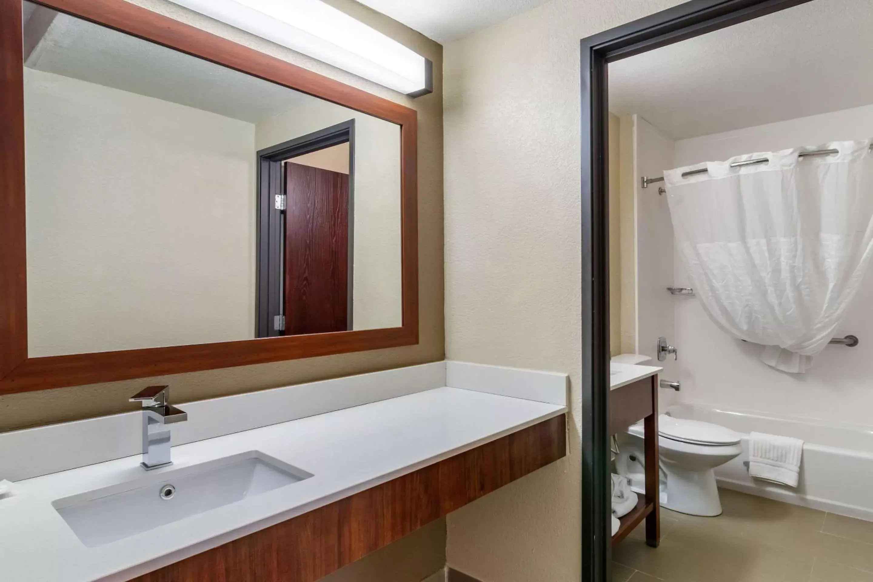 Bathroom in Comfort Inn & Suites South Hill I-85