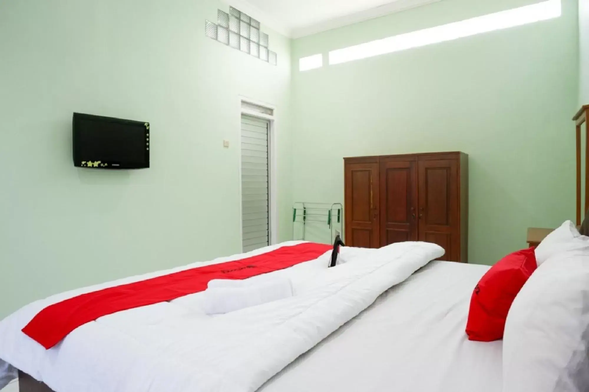 Bed in RedDoorz Plus near Stadion Wijaya Kusuma
