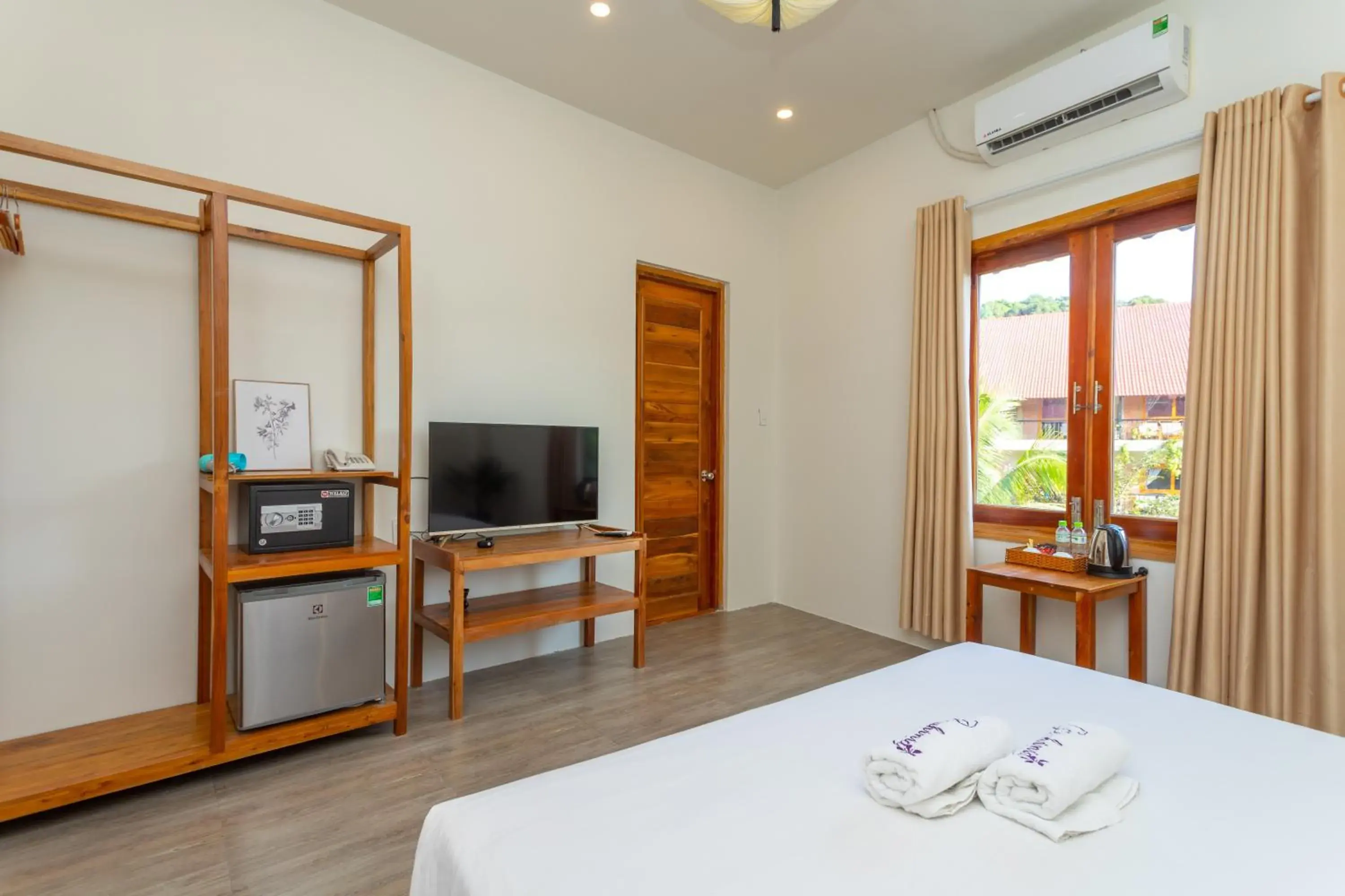 Bed, TV/Entertainment Center in Bauhinia Resort Phu Quoc