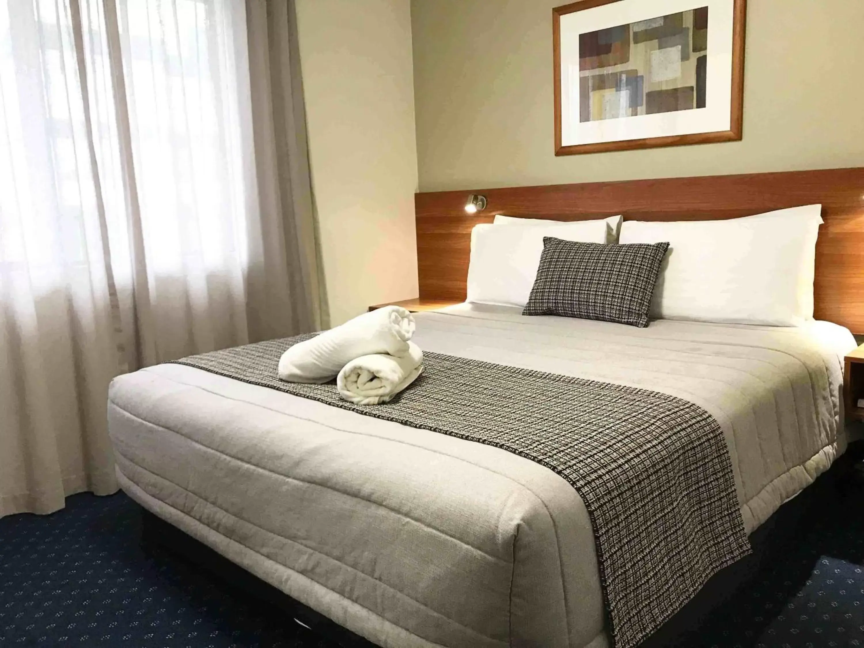 Bed in Ventura Inn & Suites Hamilton