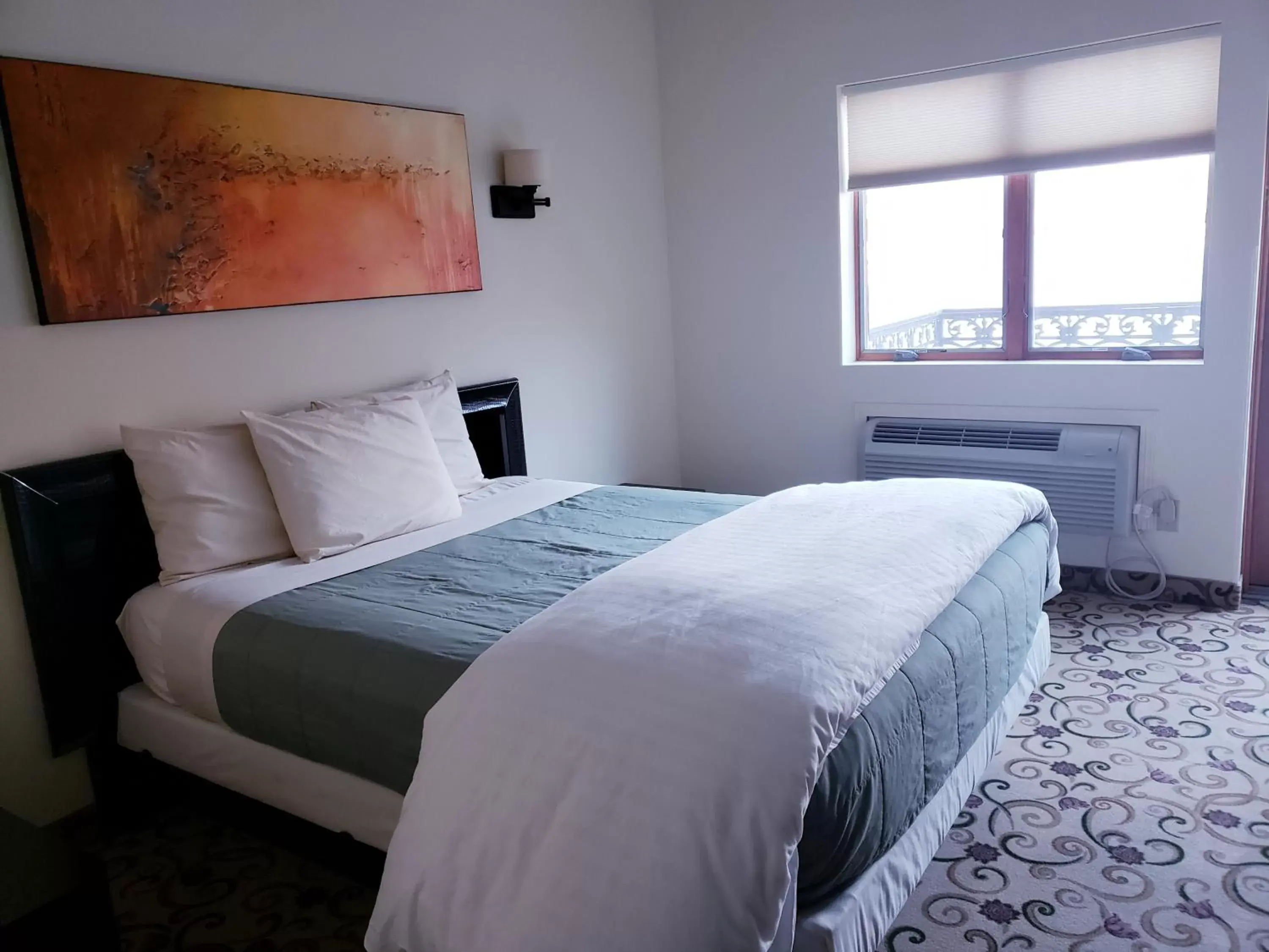 Photo of the whole room, Bed in Lowell Inn