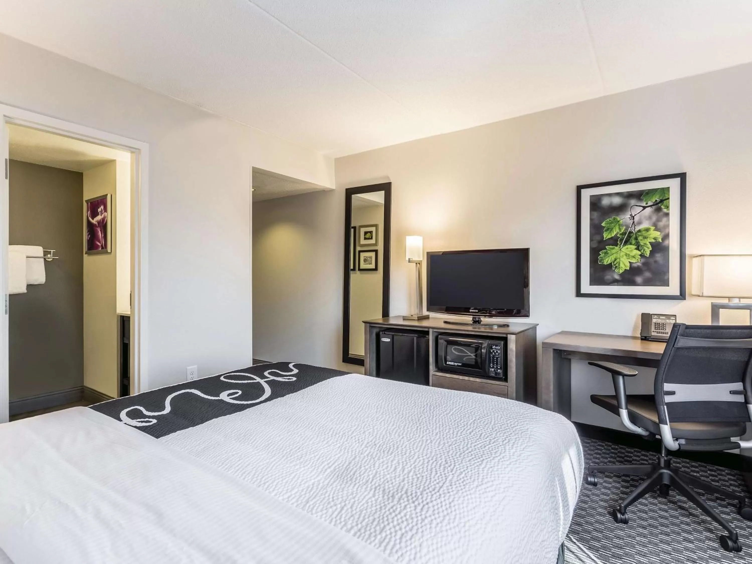 Photo of the whole room, Bed in La Quinta by Wyndham Columbia / Fort Meade