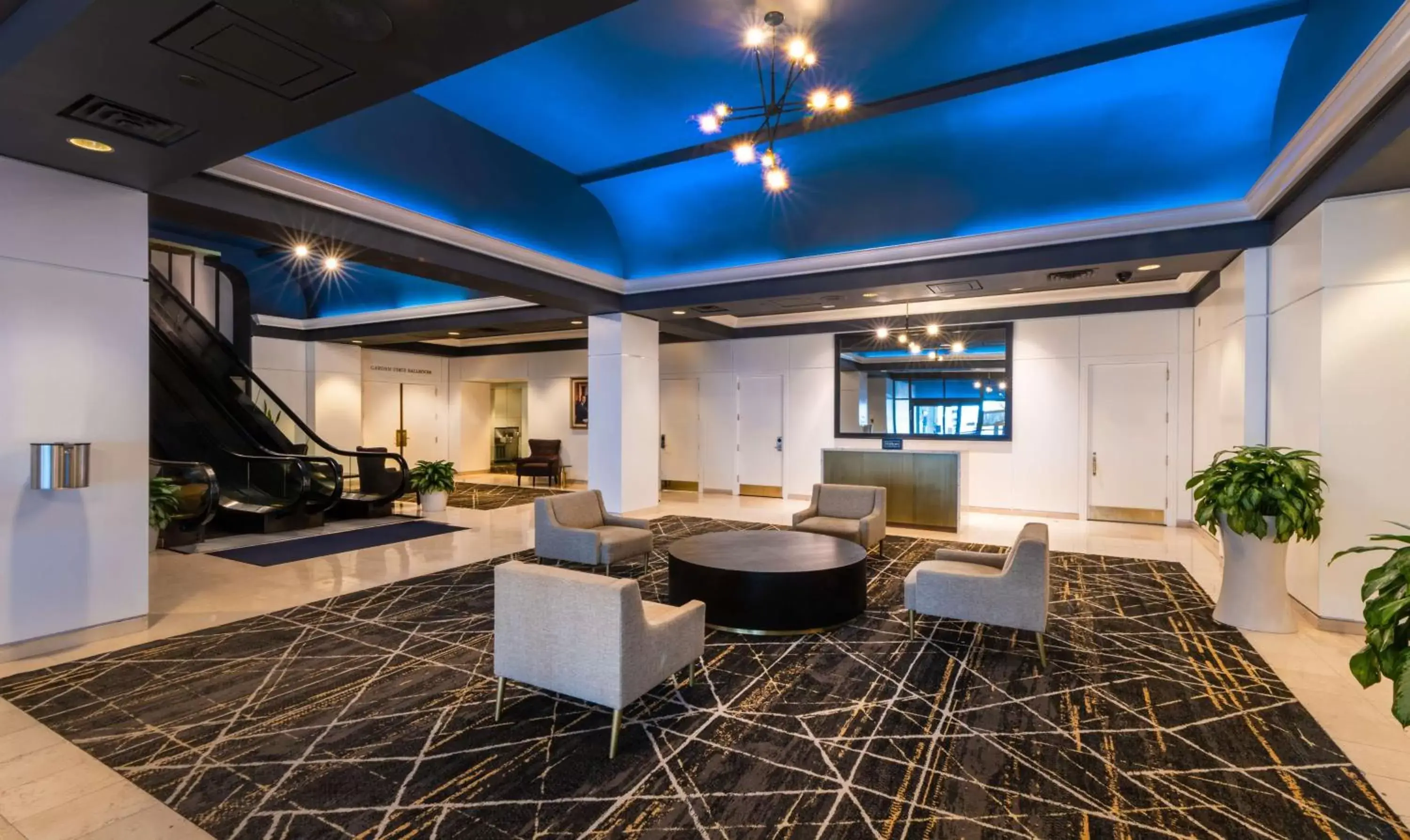 Lobby or reception, Lounge/Bar in DoubleTree by Hilton Newark Penn Station, NJ