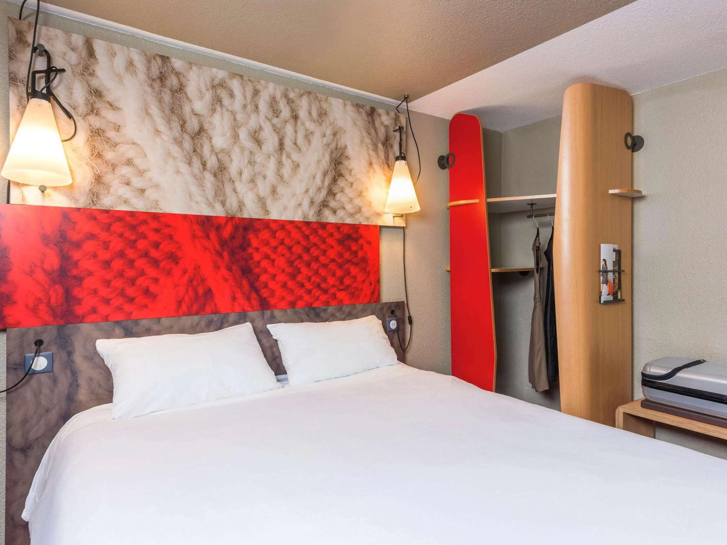 Photo of the whole room, Bed in Ibis Hotel Köln Am Dom