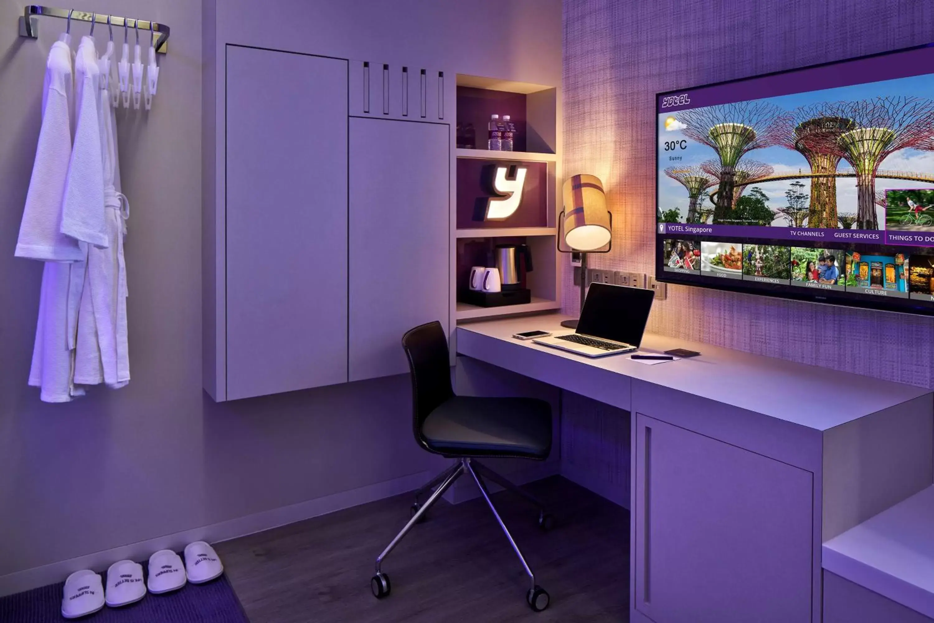 TV and multimedia in YOTEL Singapore Orchard Road