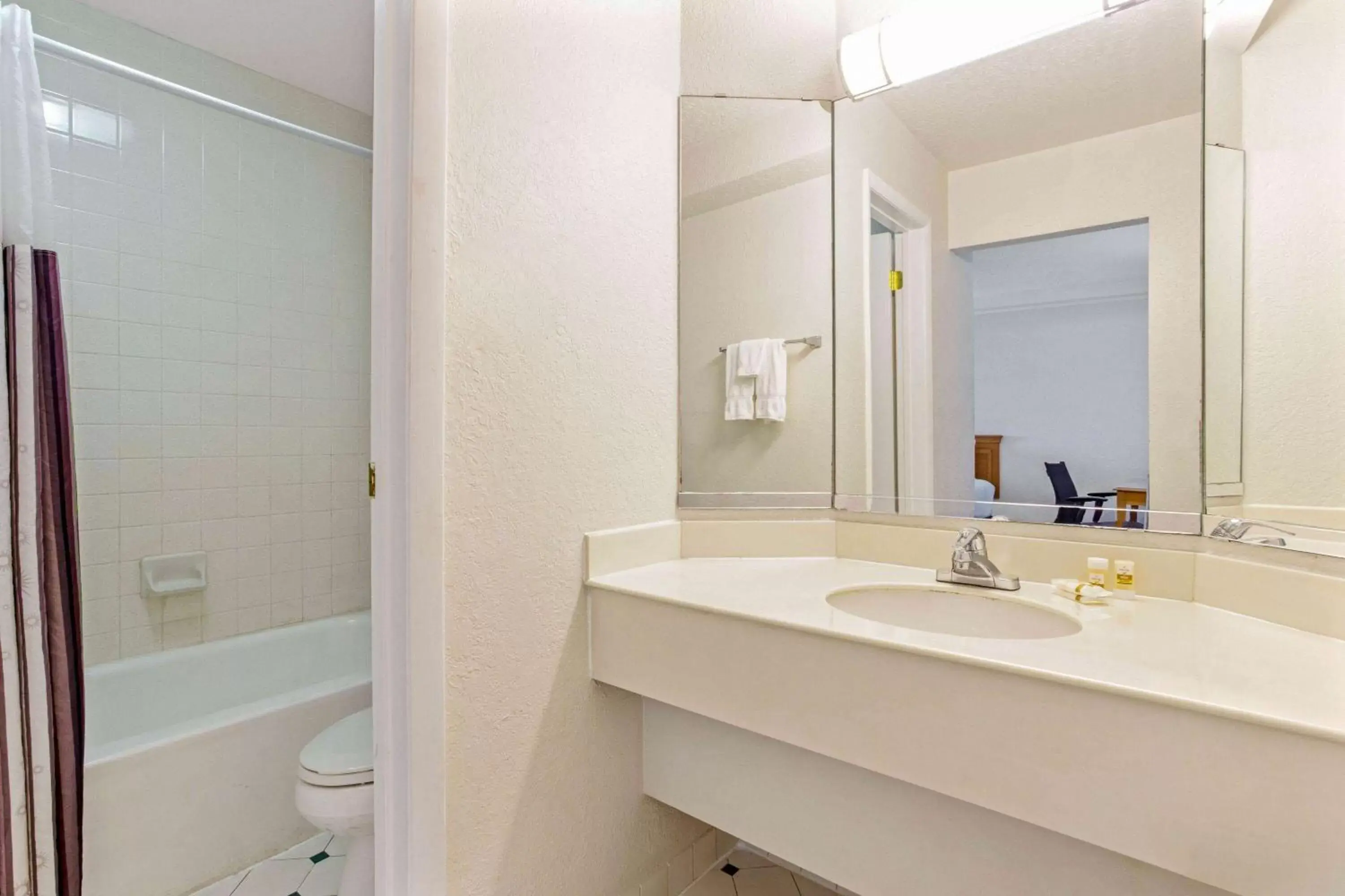Bathroom in La Quinta Inn by Wyndham Tampa Bay Pinellas Park Clearwater