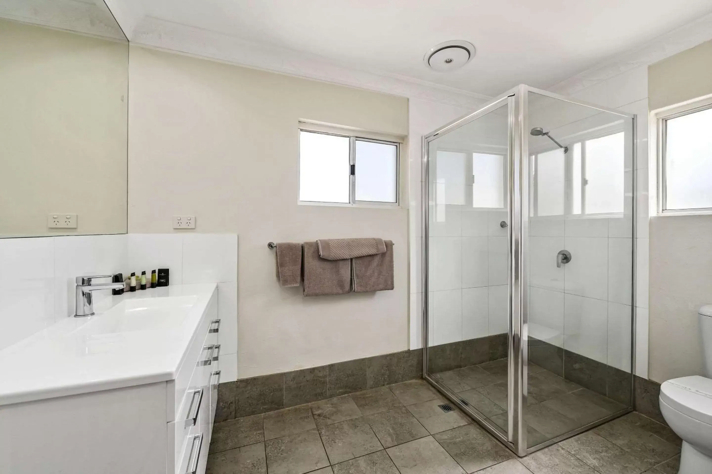 Photo of the whole room, Bathroom in Quality Inn Ashby House Tamworth