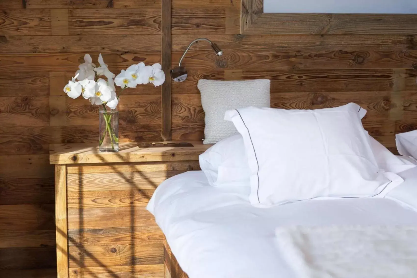 Bed in Hostellerie du Pas de l'Ours "Relais et Châteaux"