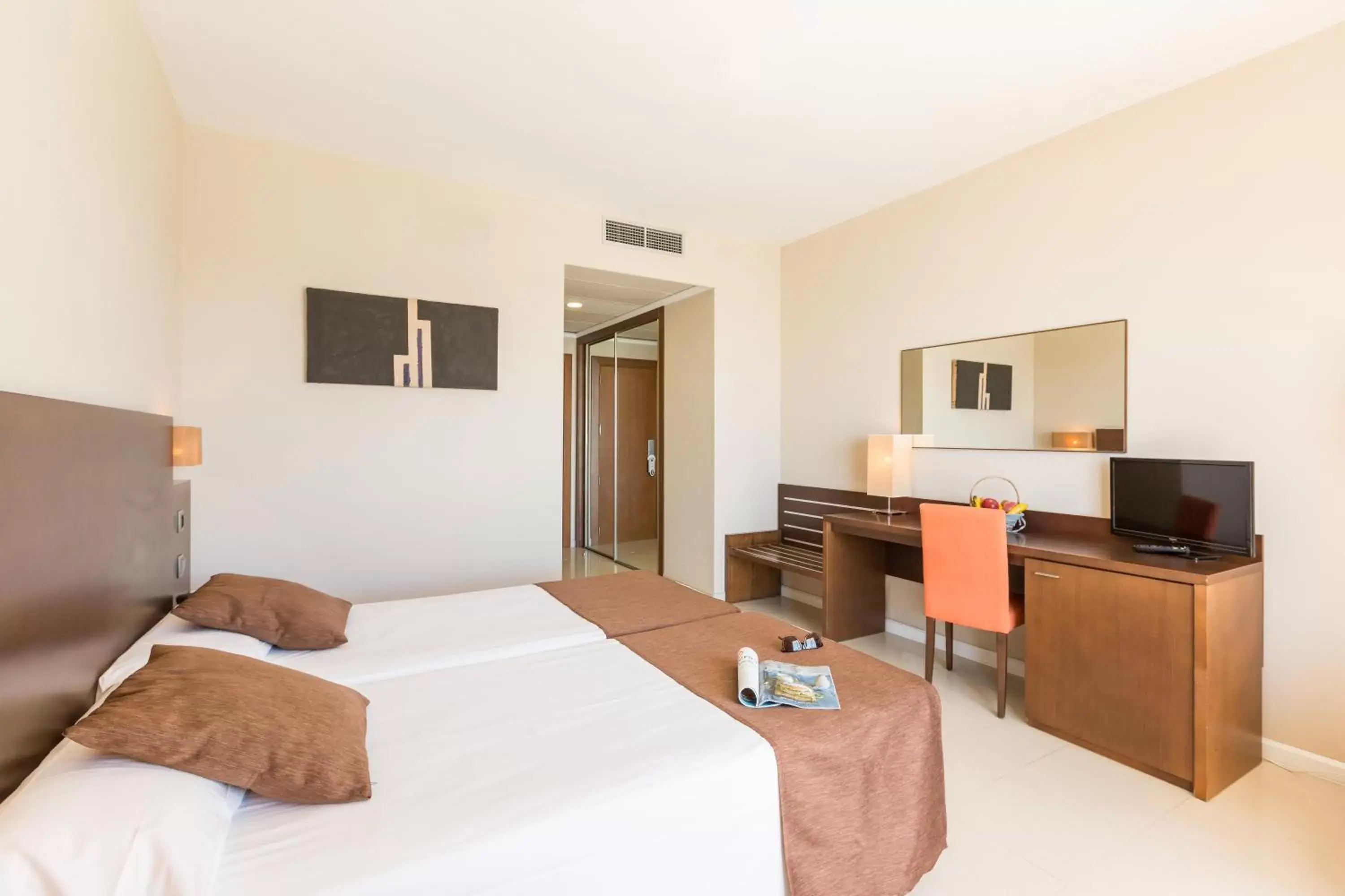 Bed, TV/Entertainment Center in Hotel Bahía Calpe by Pierre & Vacances