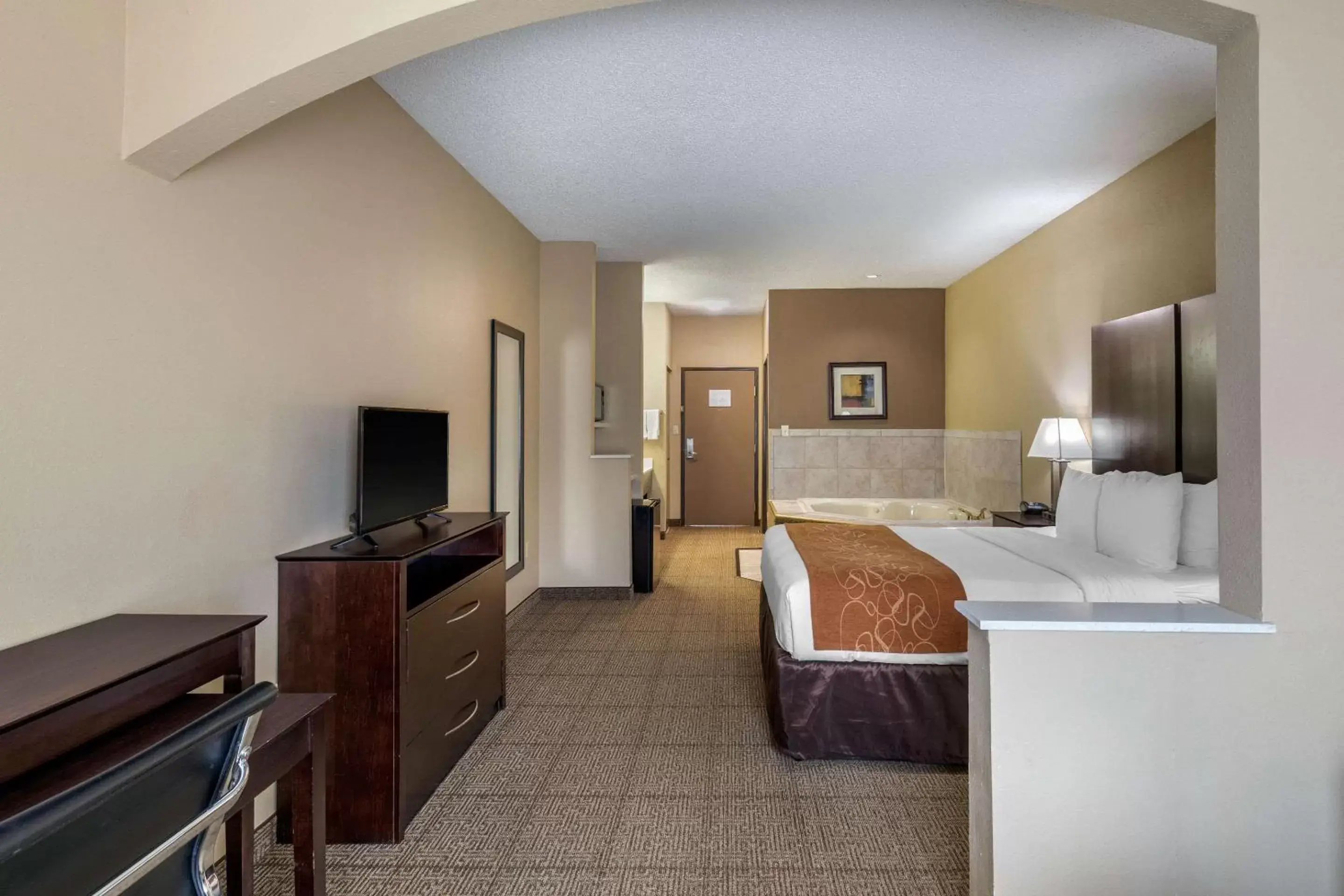 Photo of the whole room, TV/Entertainment Center in Comfort Suites The Colony - Plano West