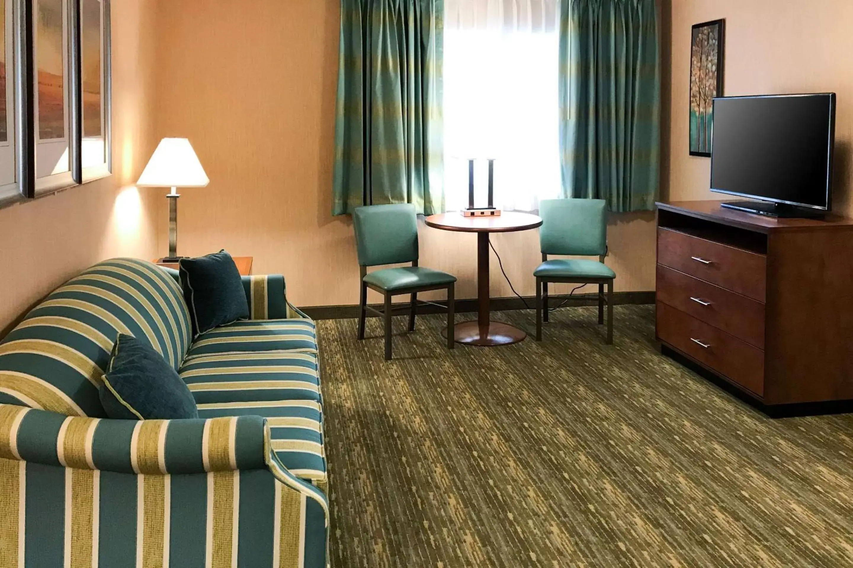 Photo of the whole room, Seating Area in Quality Inn Bedford