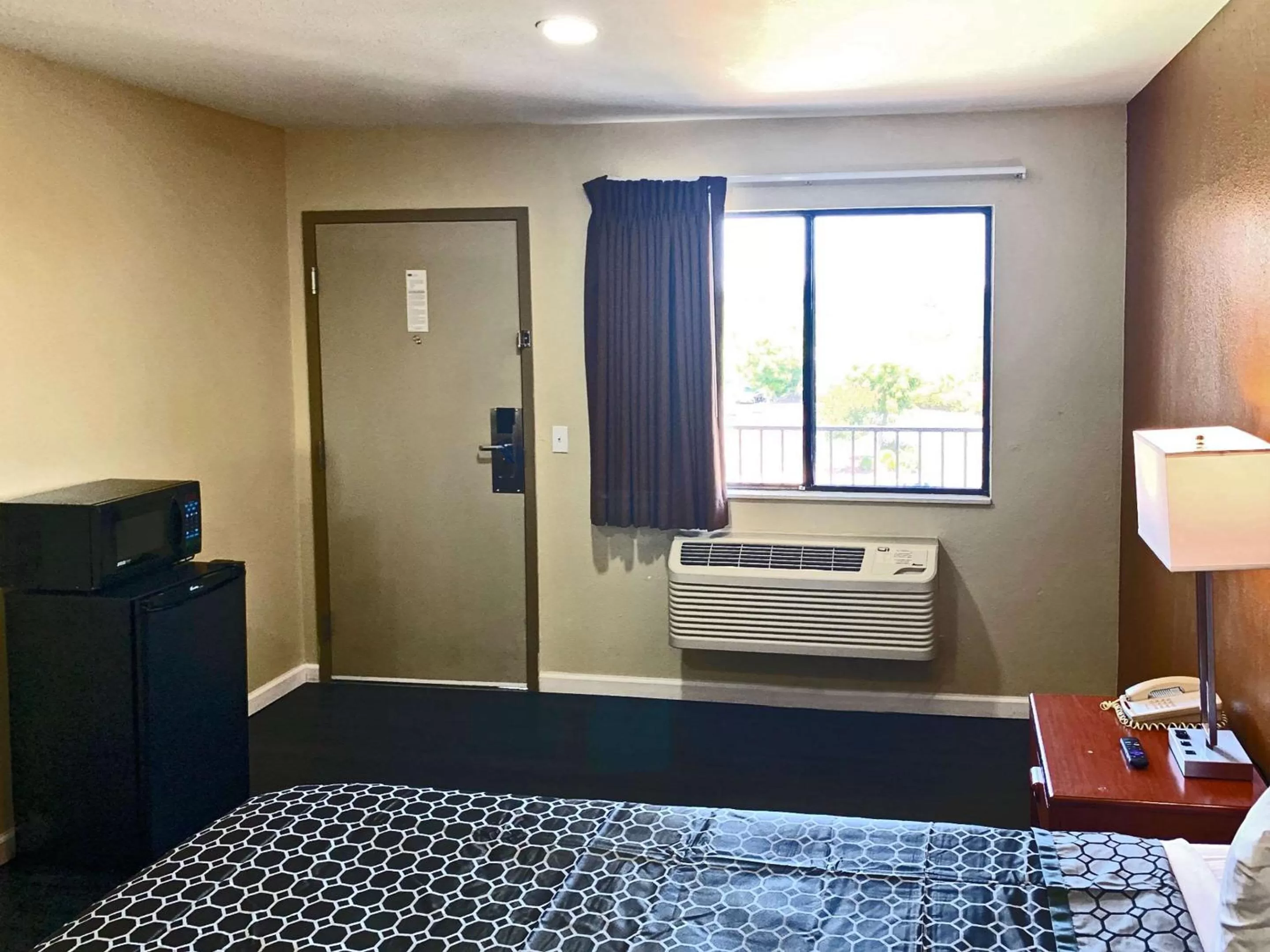 Bedroom in Rodeway Inn Sacramento-University Area