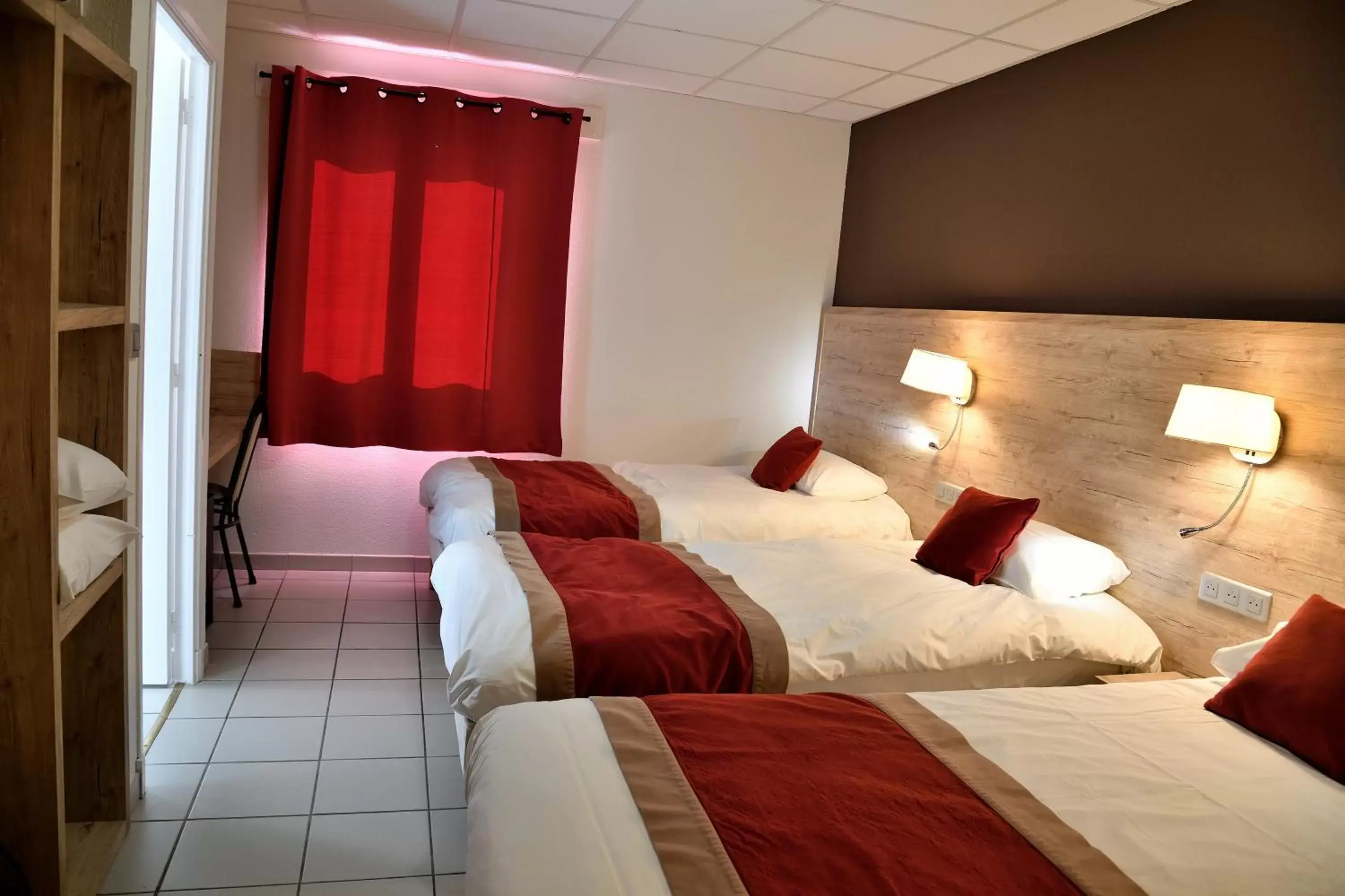 Photo of the whole room, Bed in Hotel Restaurant du Bowling de Millau