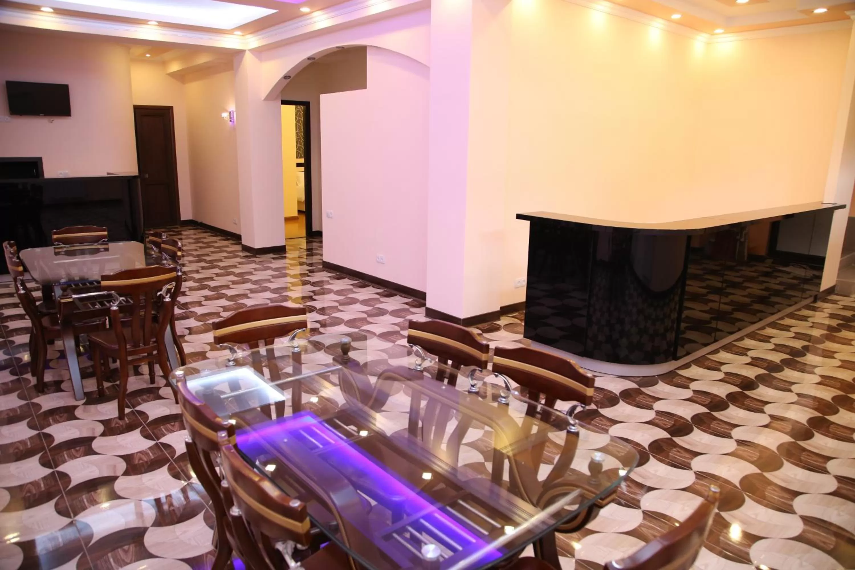 Restaurant/places to eat in Hotel For You