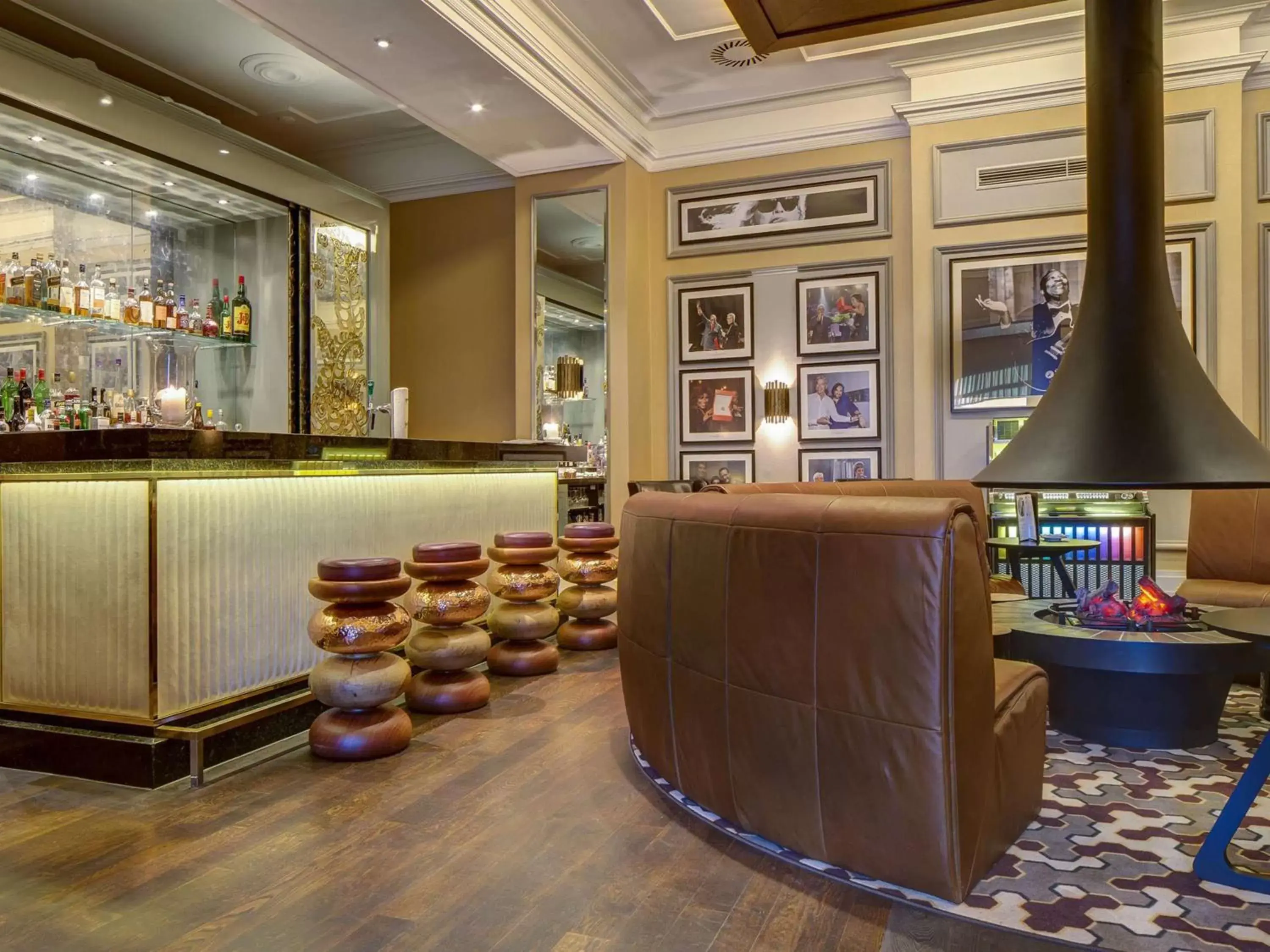 Lounge or bar in Fairmont Le Montreux Palace