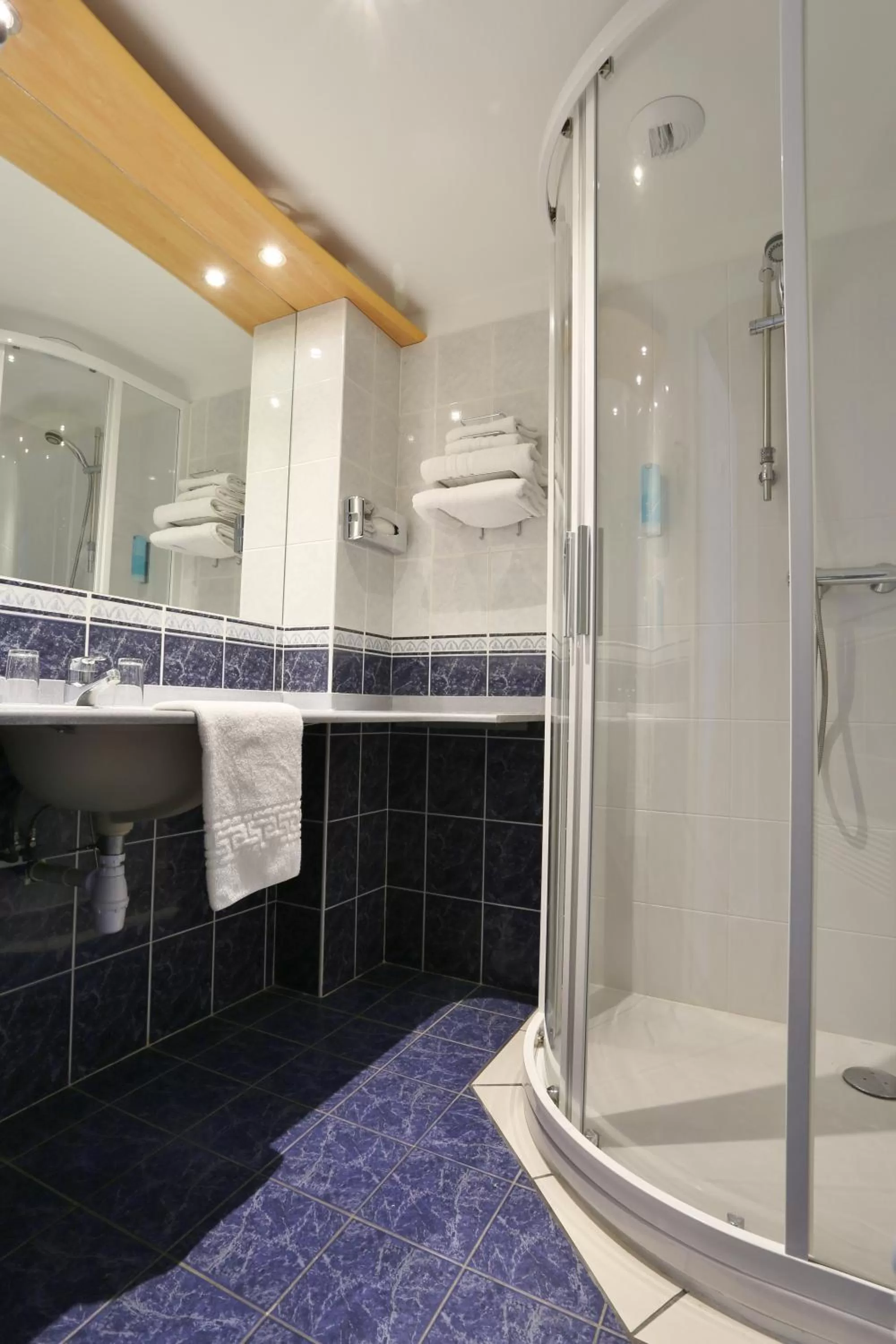 Shower in Best Western Le Pont d'Or