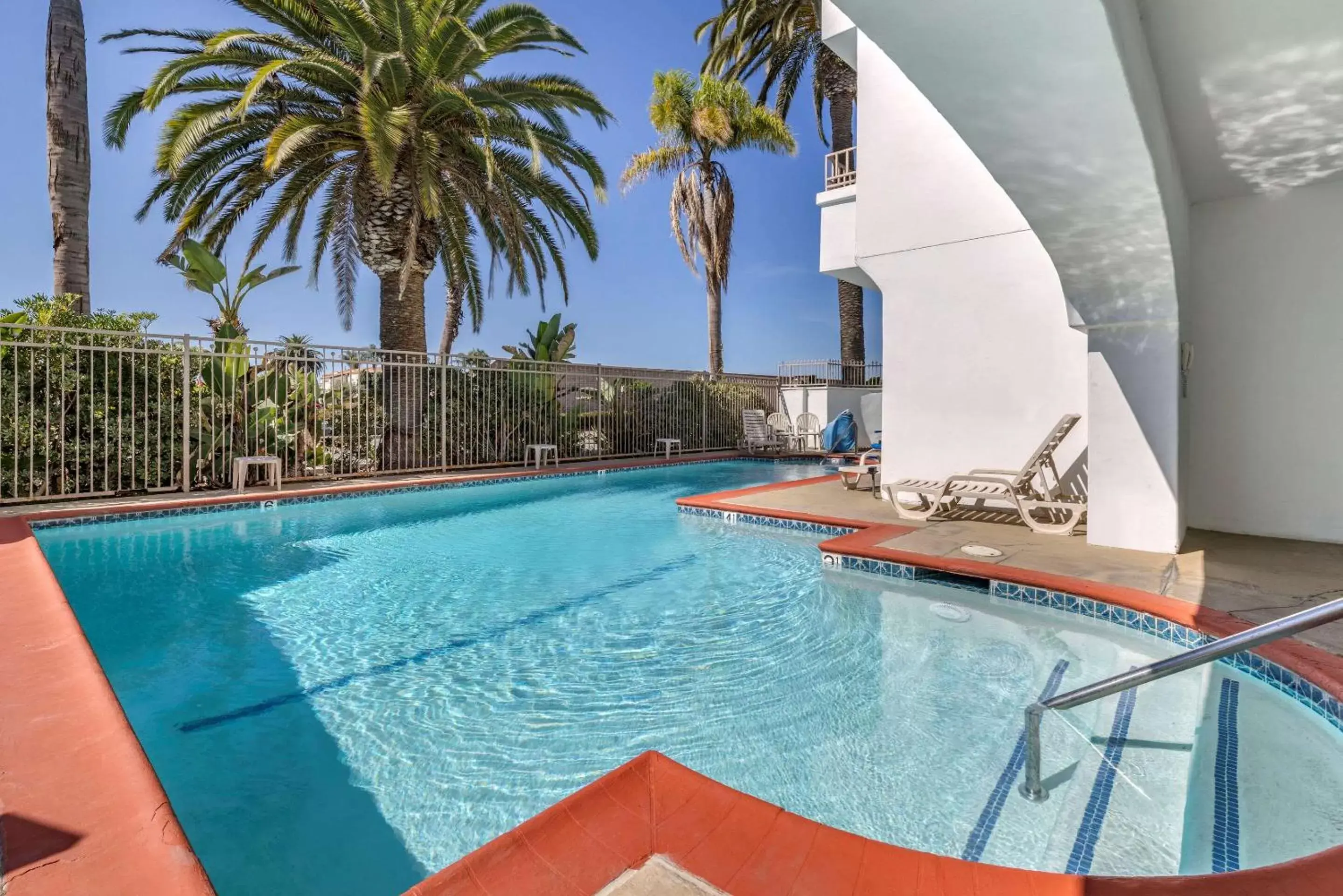 Activities, Swimming Pool in Comfort Suites San Clemente Beach