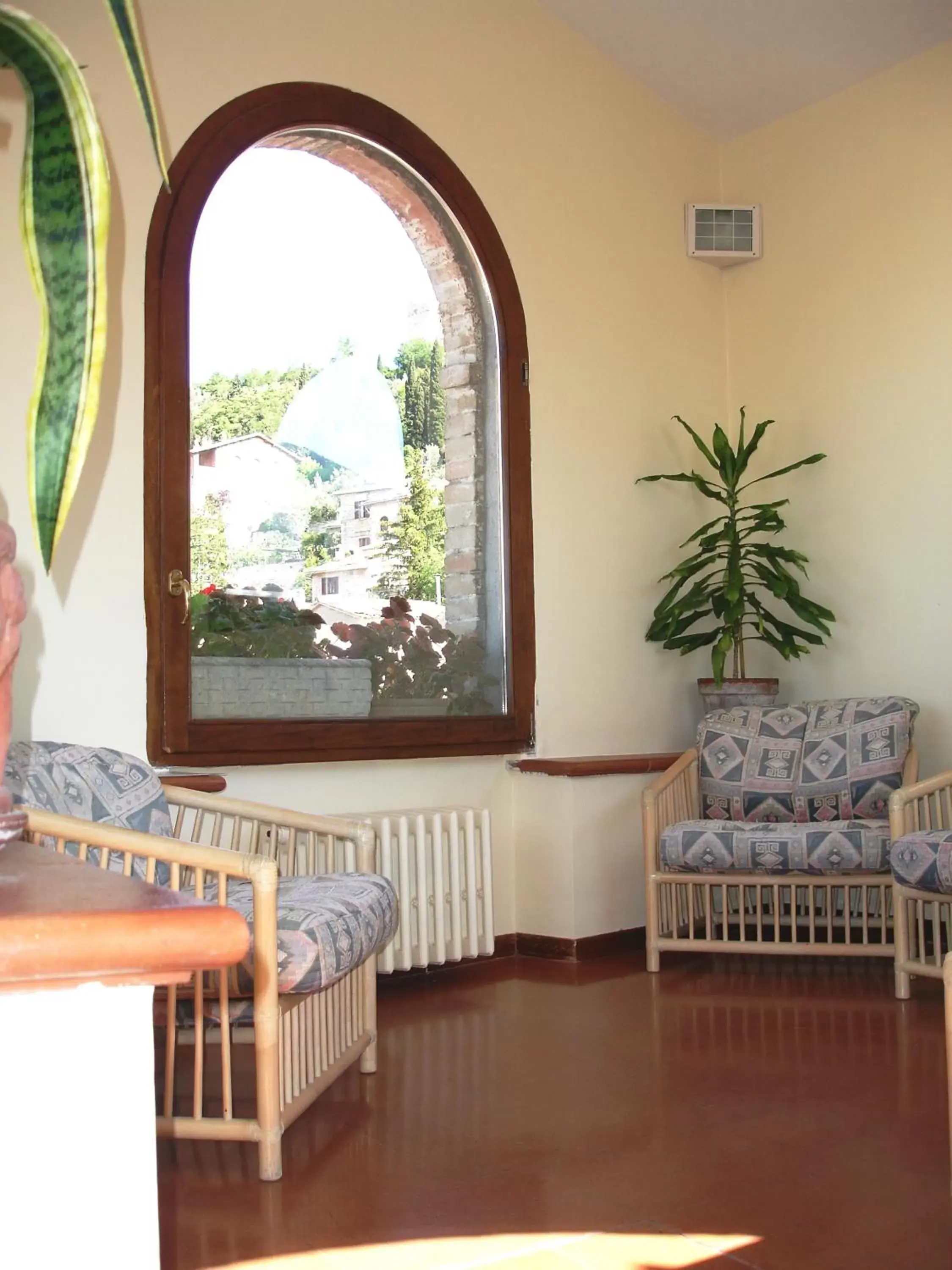 Communal lounge/ TV room in Hotel Trattoria Pallotta