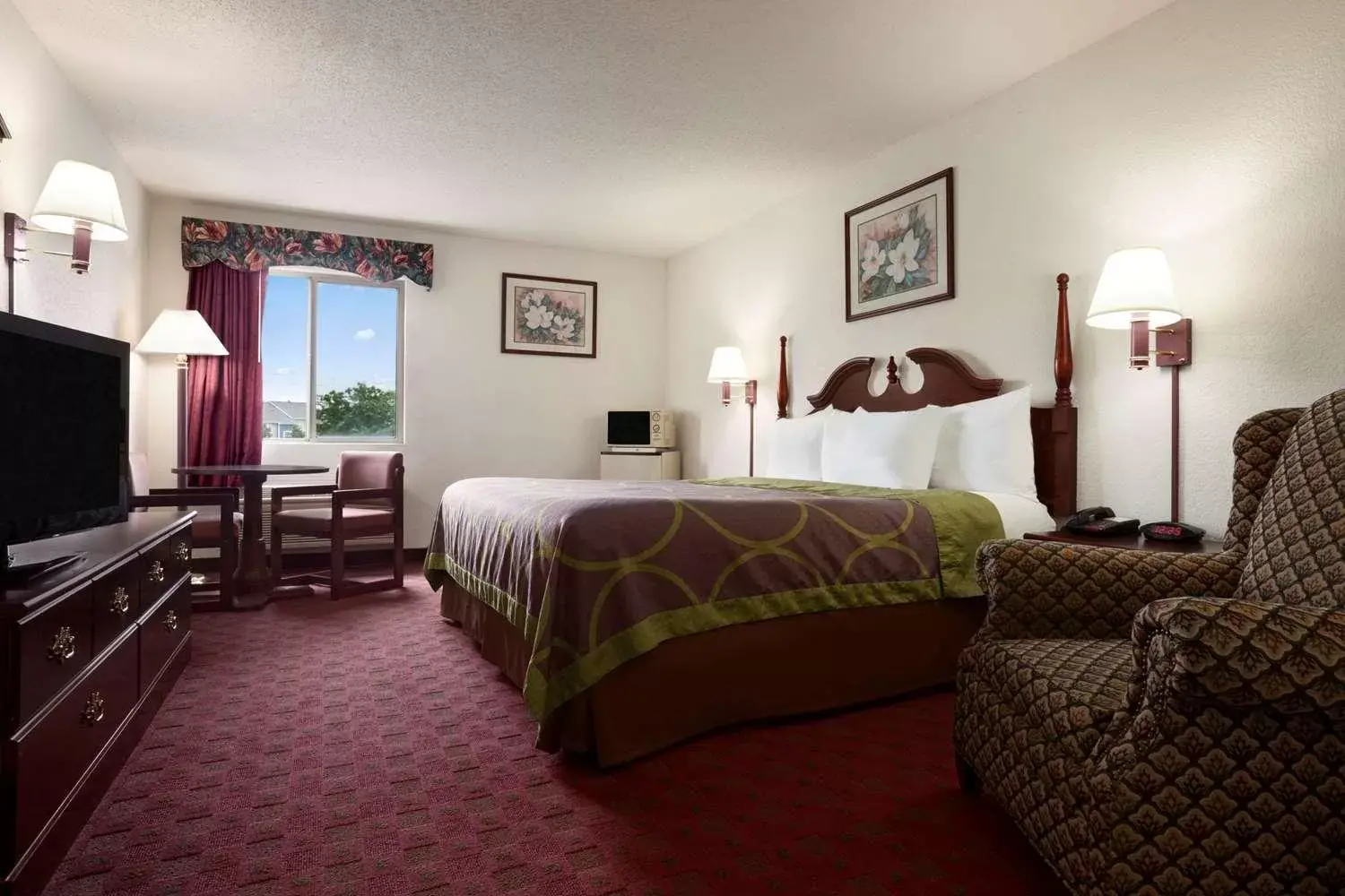 Photo of the whole room, Bed in Super 8 by Wyndham Aurora/Naperville Area