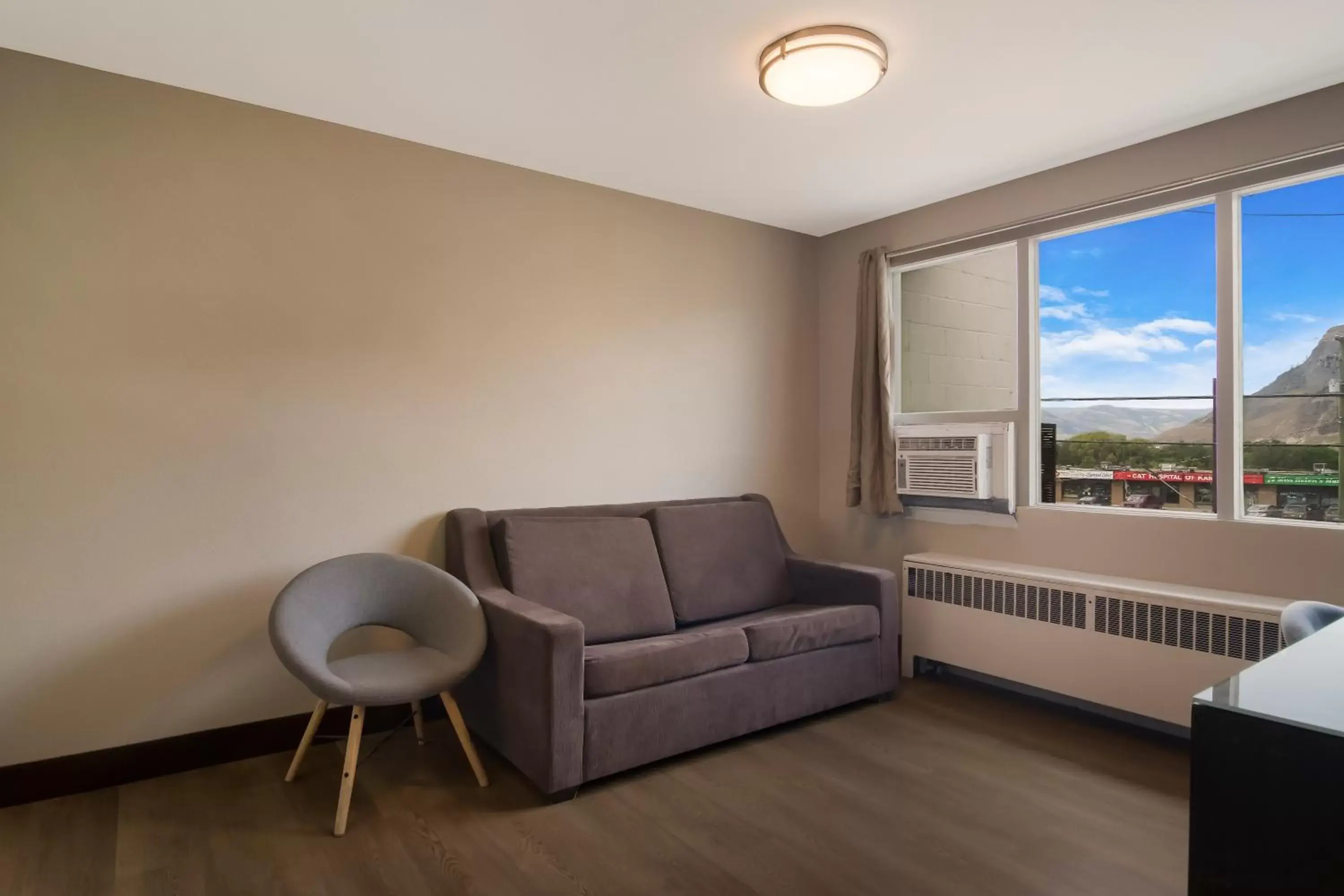 Living room, Seating Area in Canadas Best Value Inn & Suites Kamloops