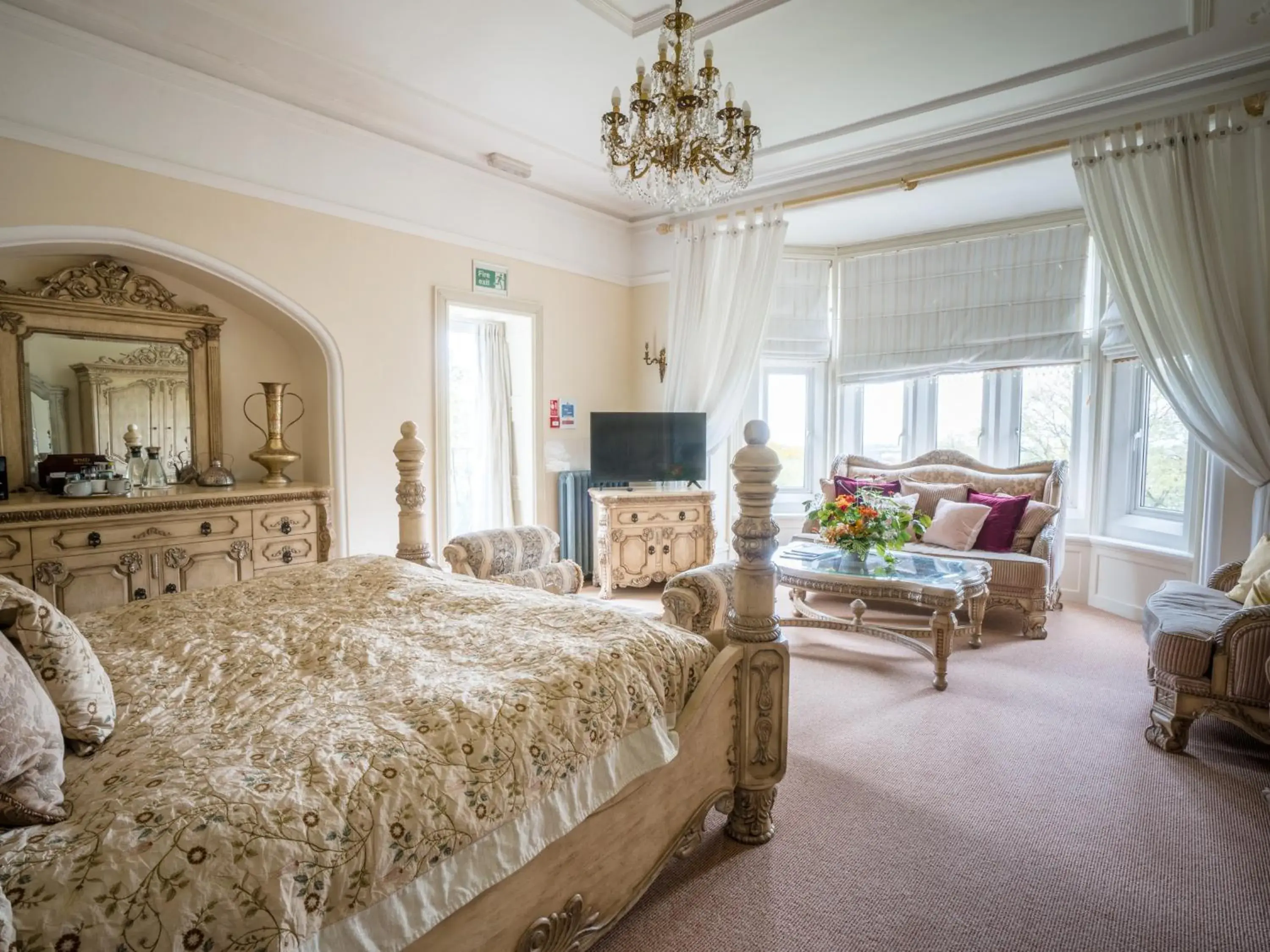 Bed, Seating Area in Berwick Lodge