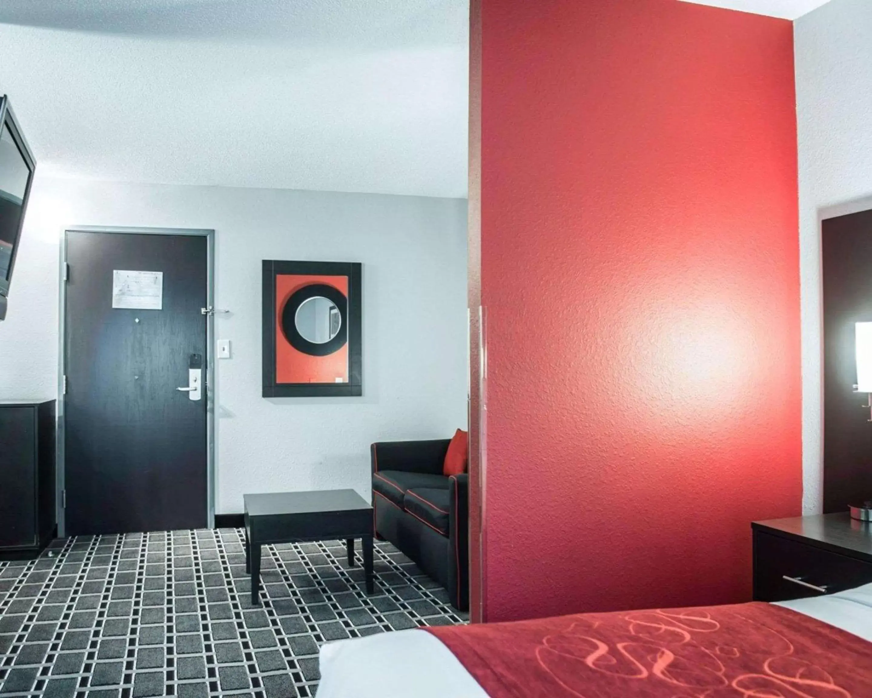 Bedroom, TV/Entertainment Center in Comfort Suites Airport Nashville