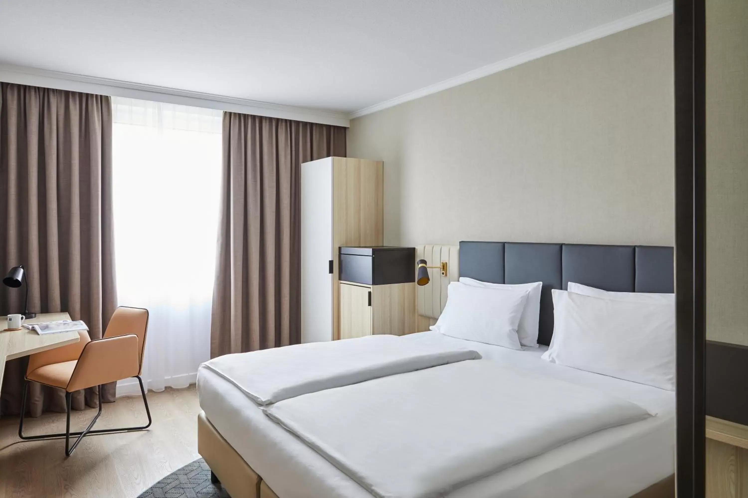 Bedroom, Bed in Crowne Plaza Hamburg-City Alster, an IHG Hotel