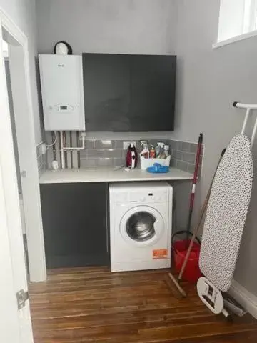 washing machine, Kitchen/Kitchenette in The Tavern Bed and Breakfast