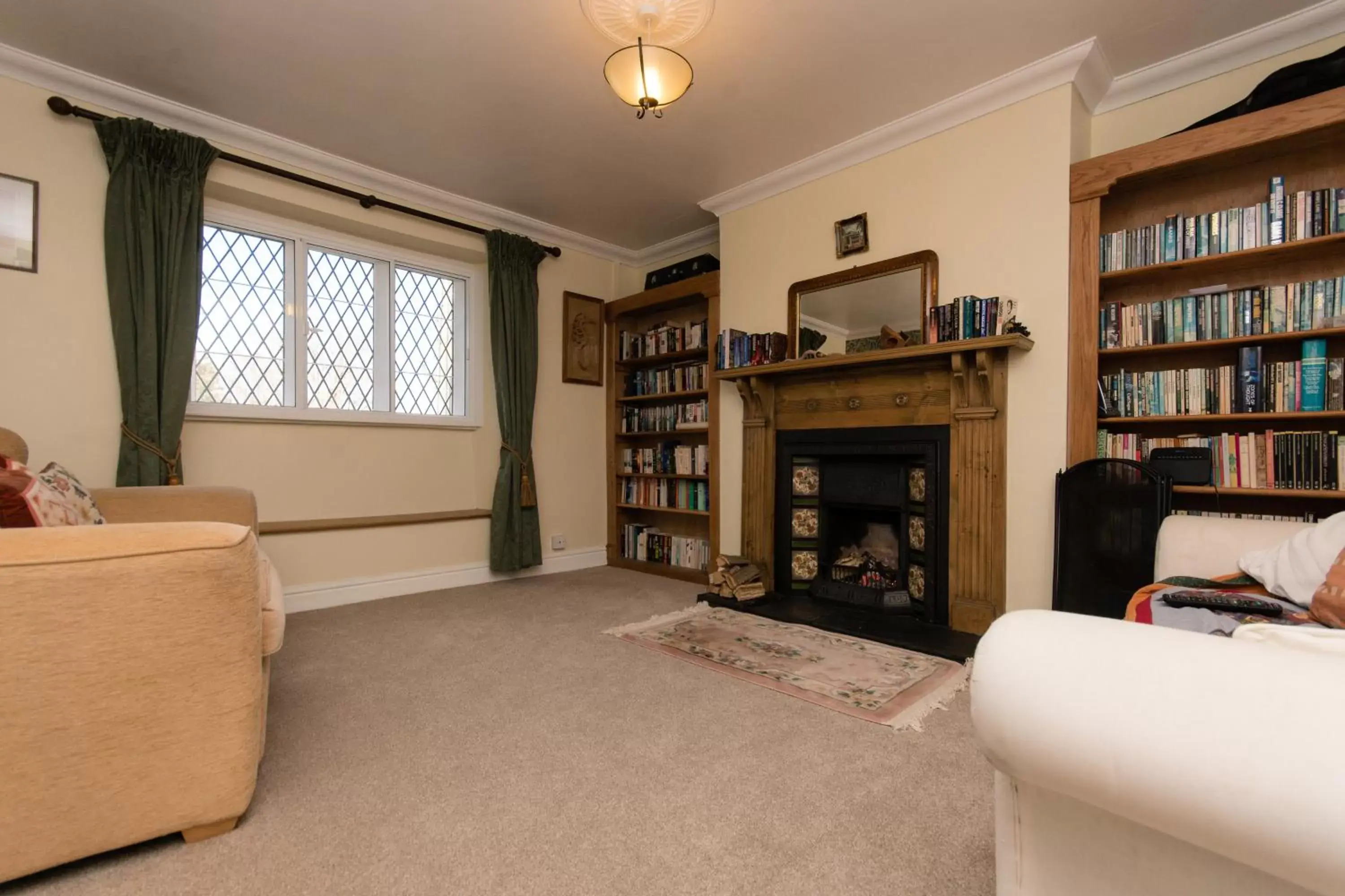 Communal lounge/ TV room, Library in The School House