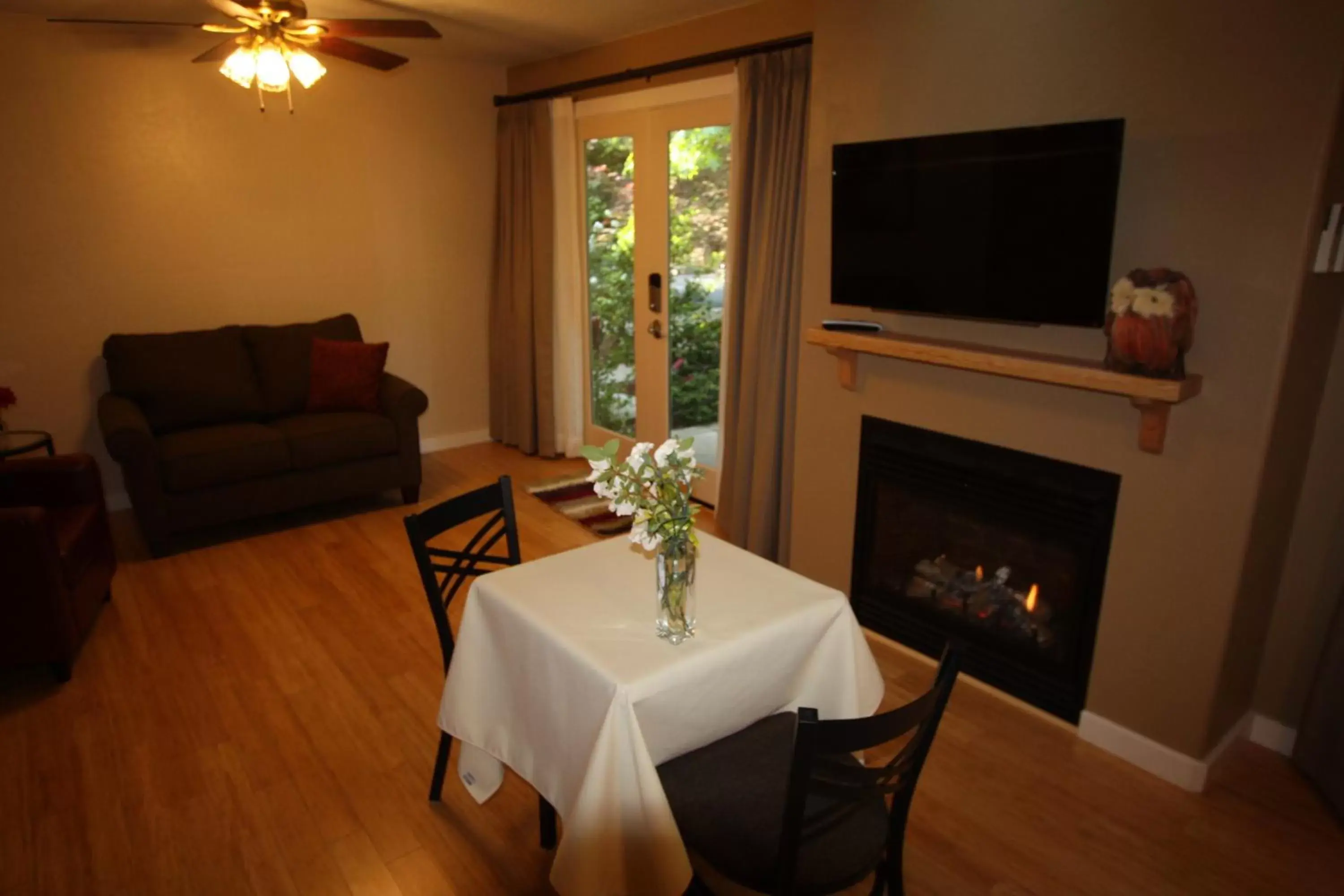 TV and multimedia, TV/Entertainment Center in The Inn at Shasta Lake