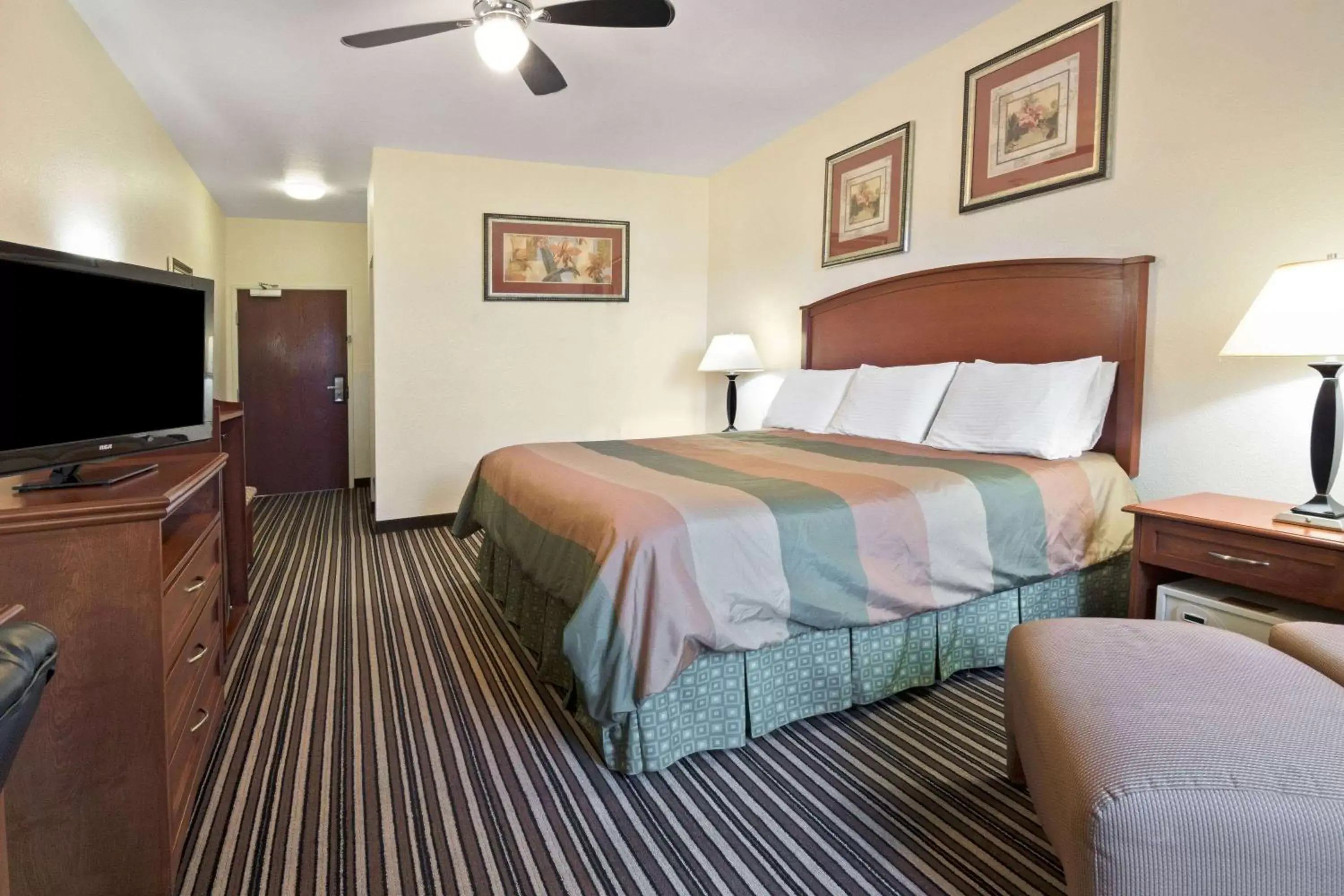 Photo of the whole room, Bed in Super 8 by Wyndham Austin/Airport South