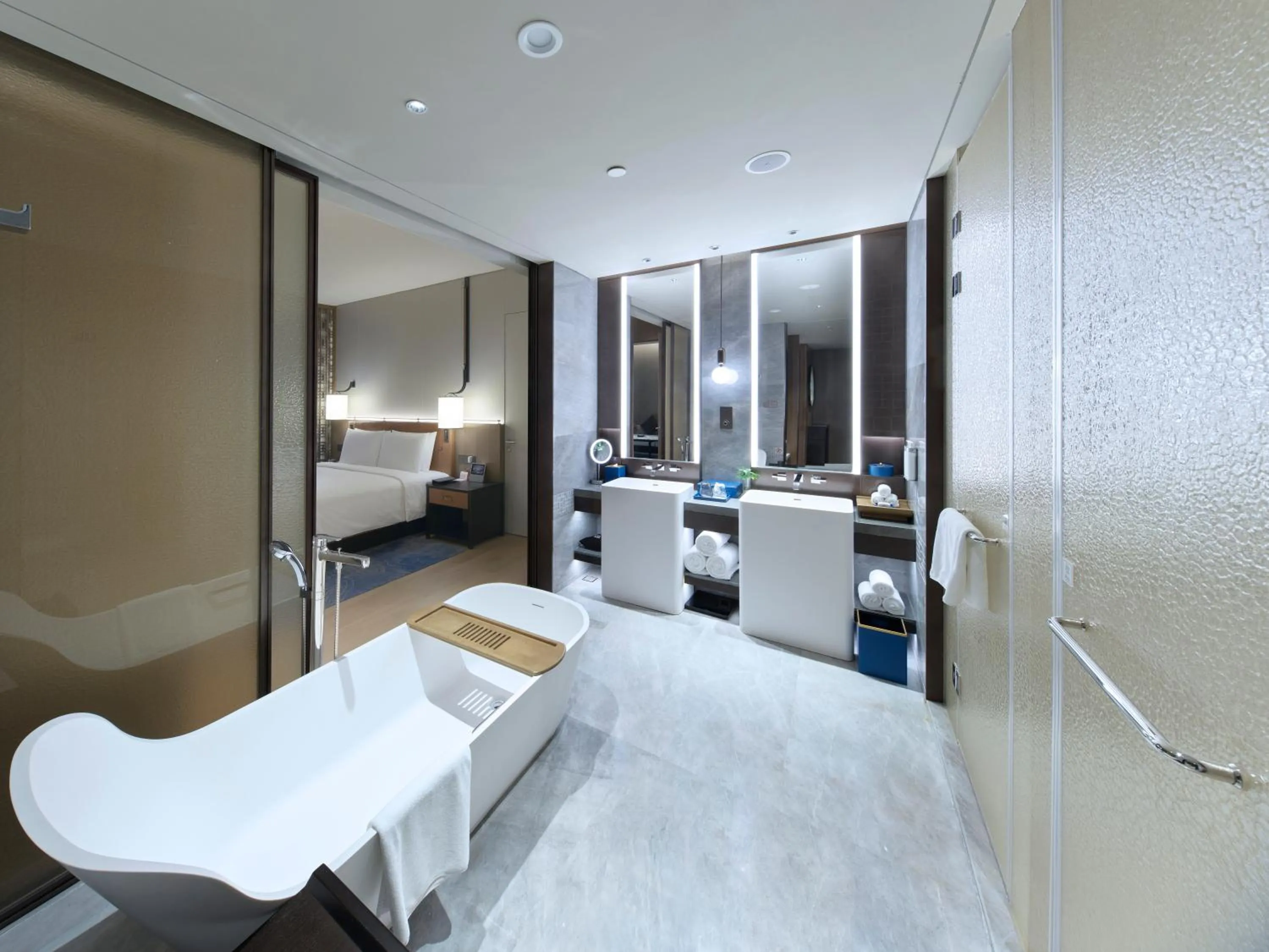 Photo of the whole room, Bed in HUALUXE Nanjing Yangtze River