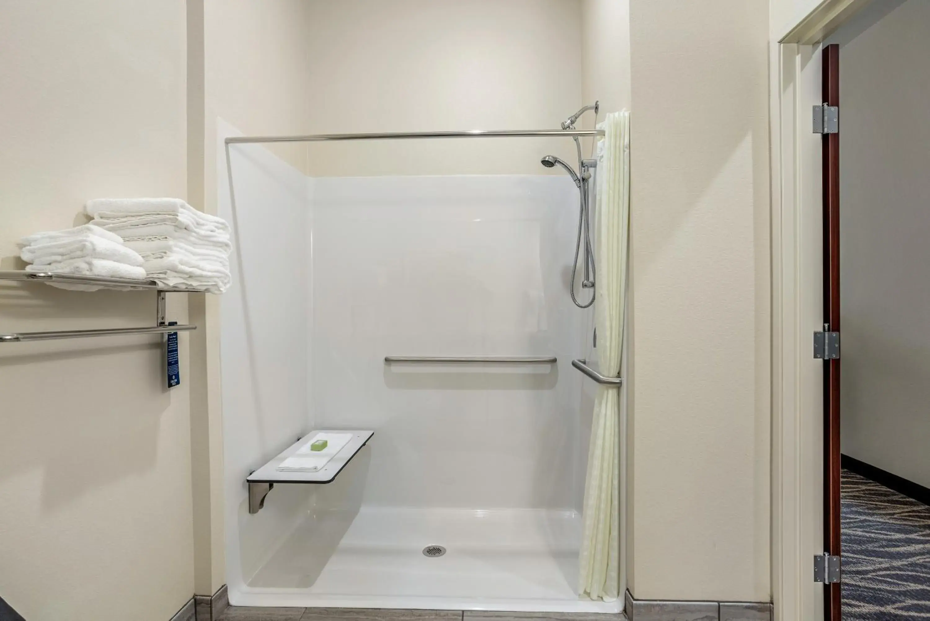 Shower, Bathroom in Cobblestone Hotel & Suites - De Pere