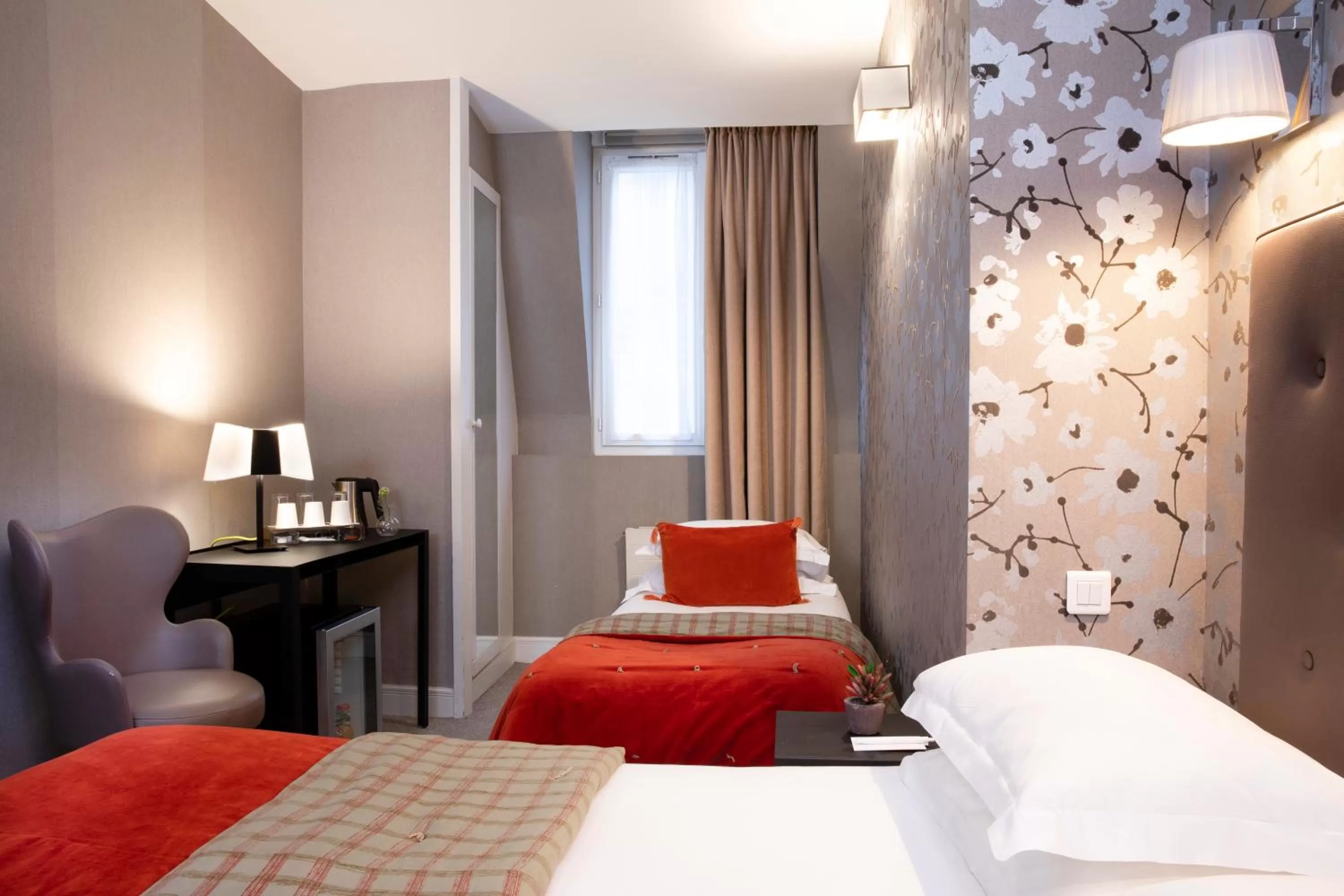 Coffee/tea facilities, Bed in Hôtel Plaza Étoile